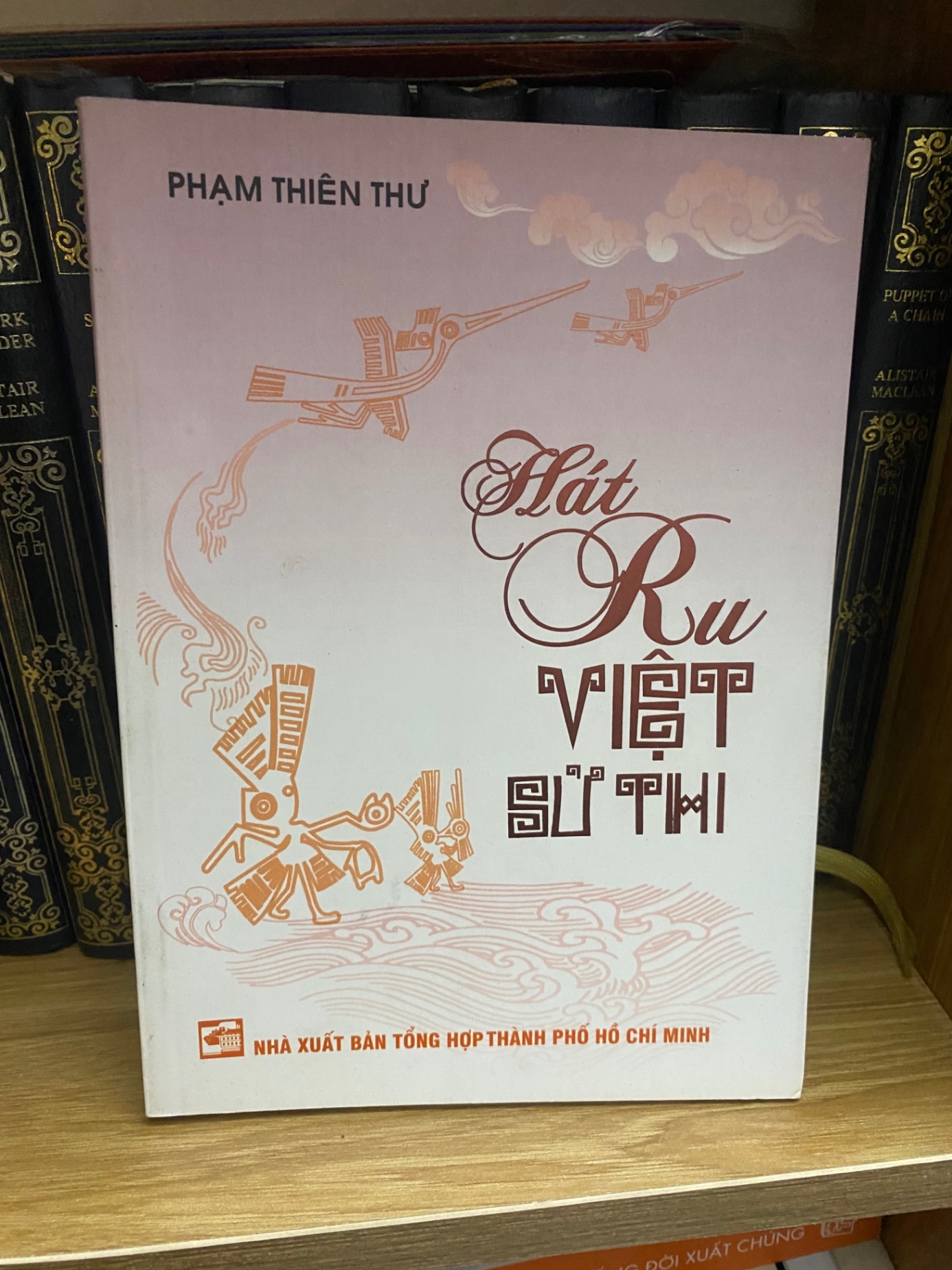 Hát ru Việt sử thi- Phạm Thiên Thư Sách văn học STB0302