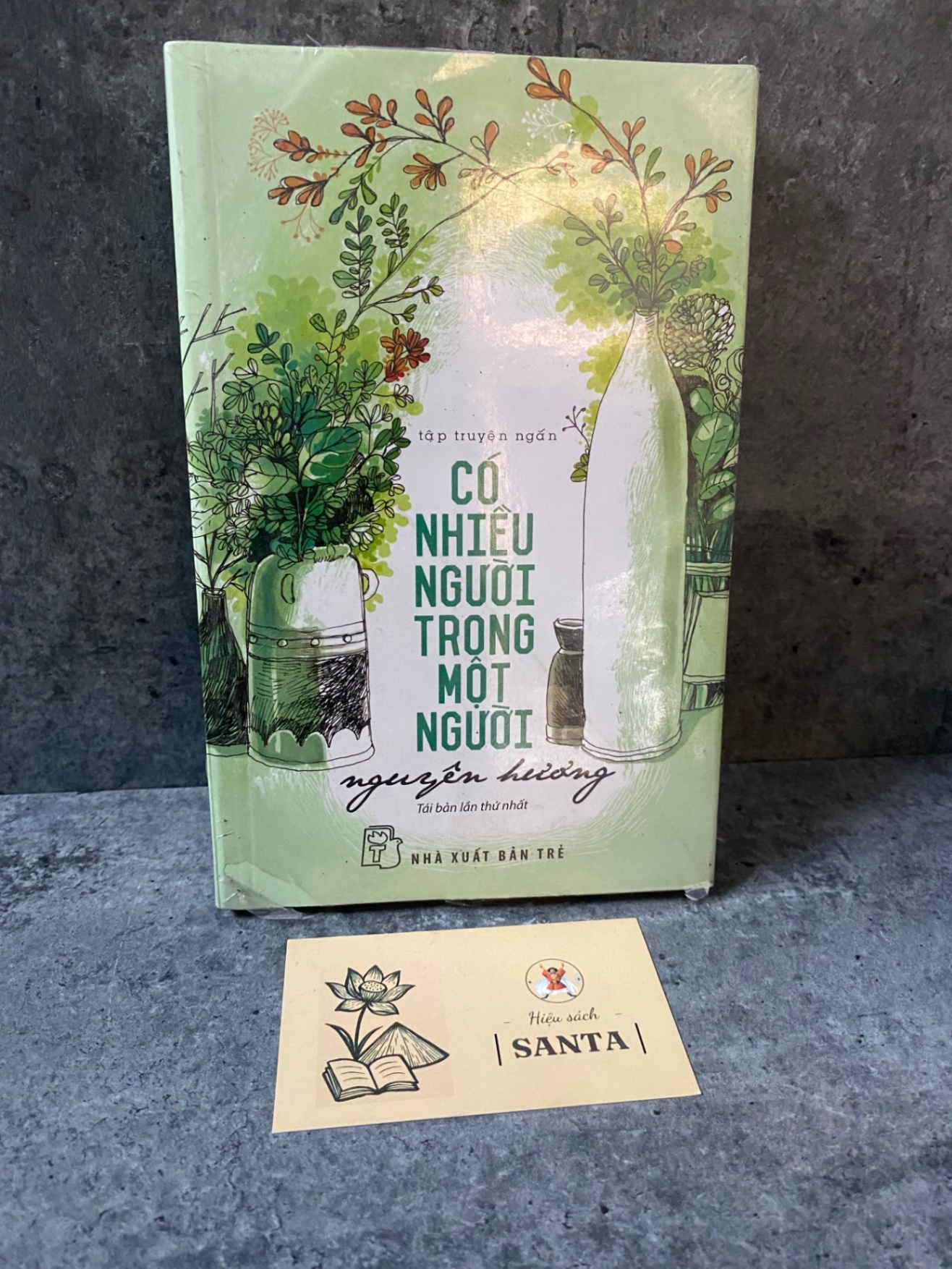 Có nhiều người trong một người- Nguyên Hương- sách lưu kho còn seal,giấy xốp có ố Sách văn học STB0302