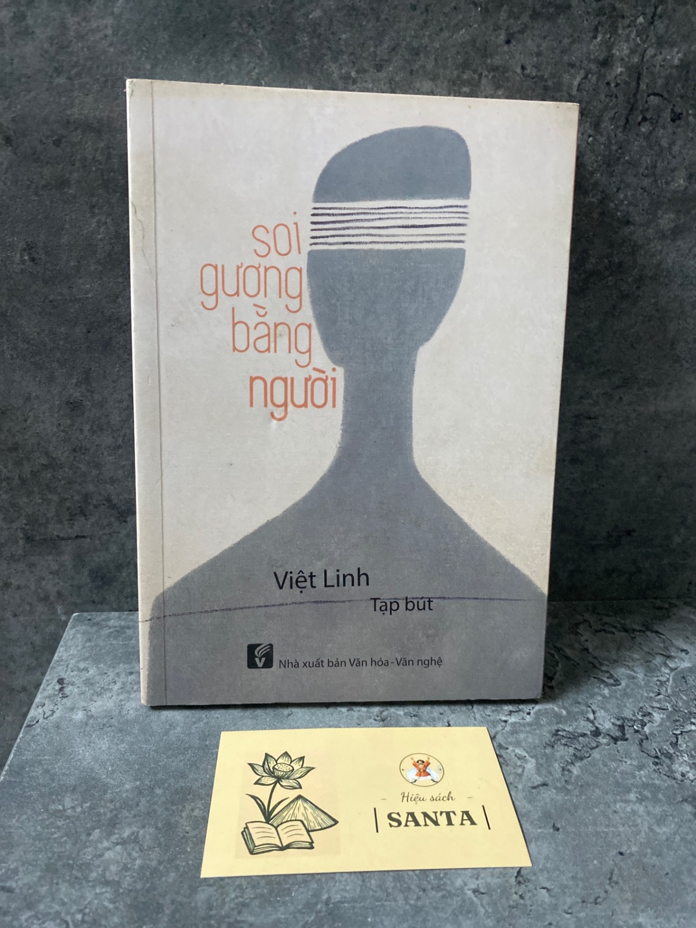 Soi gương bằng người (tạp bút)- Việt Linh Sách văn học STB0302
