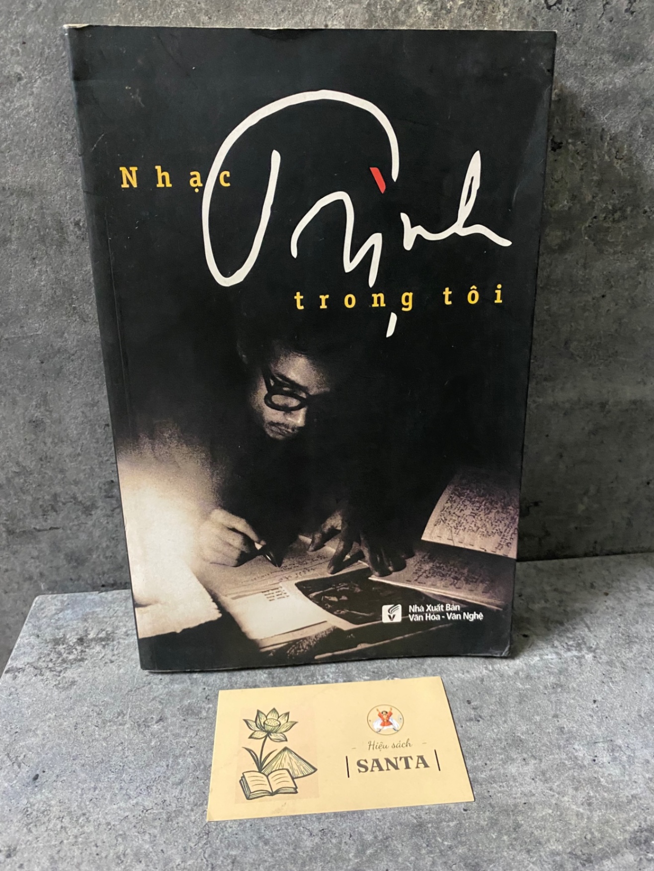 Nhạc Trịnh trong tôi - sách lưu kho, ẩm góc vài trang cuối đã khô Sách chuyên khảo, khảo cứu STB0302