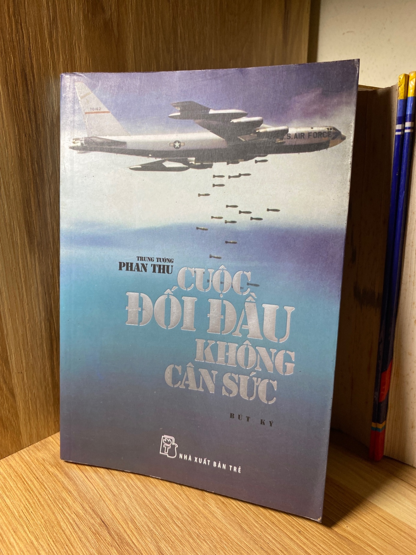 Cuộc Đối Đầu Không Cân Sức (bủt ký) - Trung Tướng Phan Thu Sách lịch sử - triết học STB0302