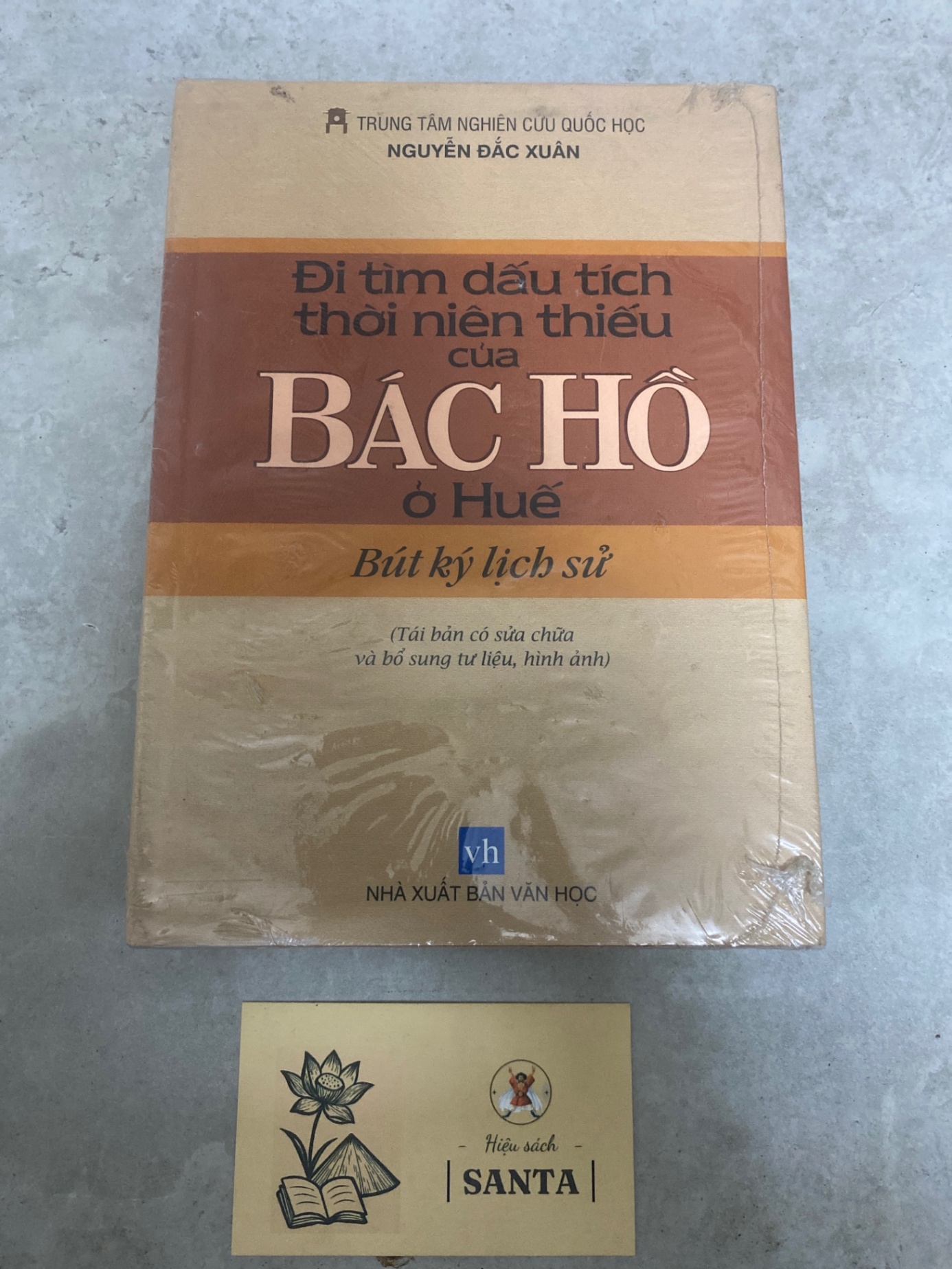 Đi tìm dấu tích thời niên thiếu của Bác Hồ ở Huế (Bút ký lịch sử) - Nguyễn Đắc Xuân - bìa cứng Sách Danh nhân STB0302
