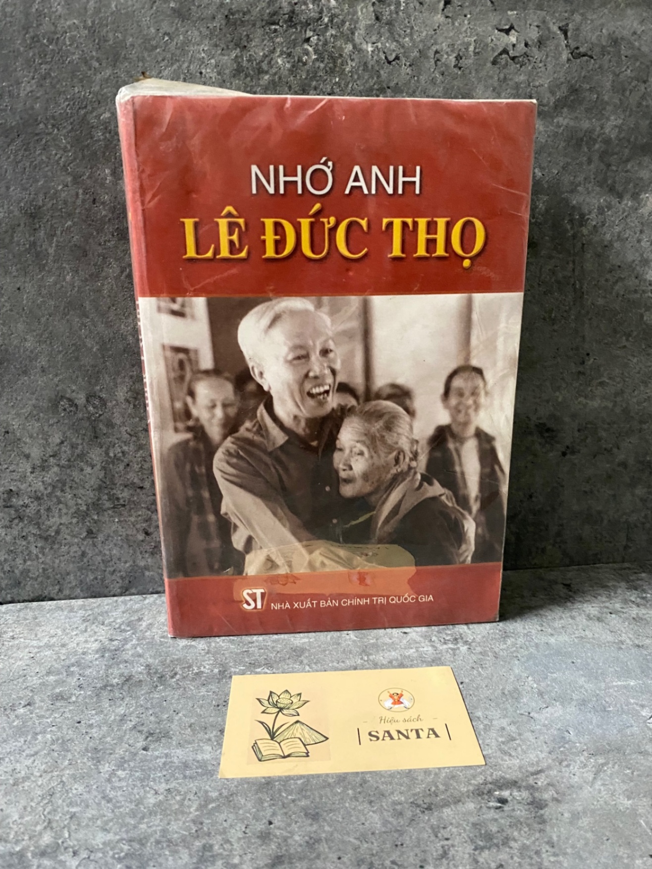 Nhớ Anh Lê Đức Thọ (sách lưu kho chưa qua sd,mới 90%) Sách Danh nhân STB0302