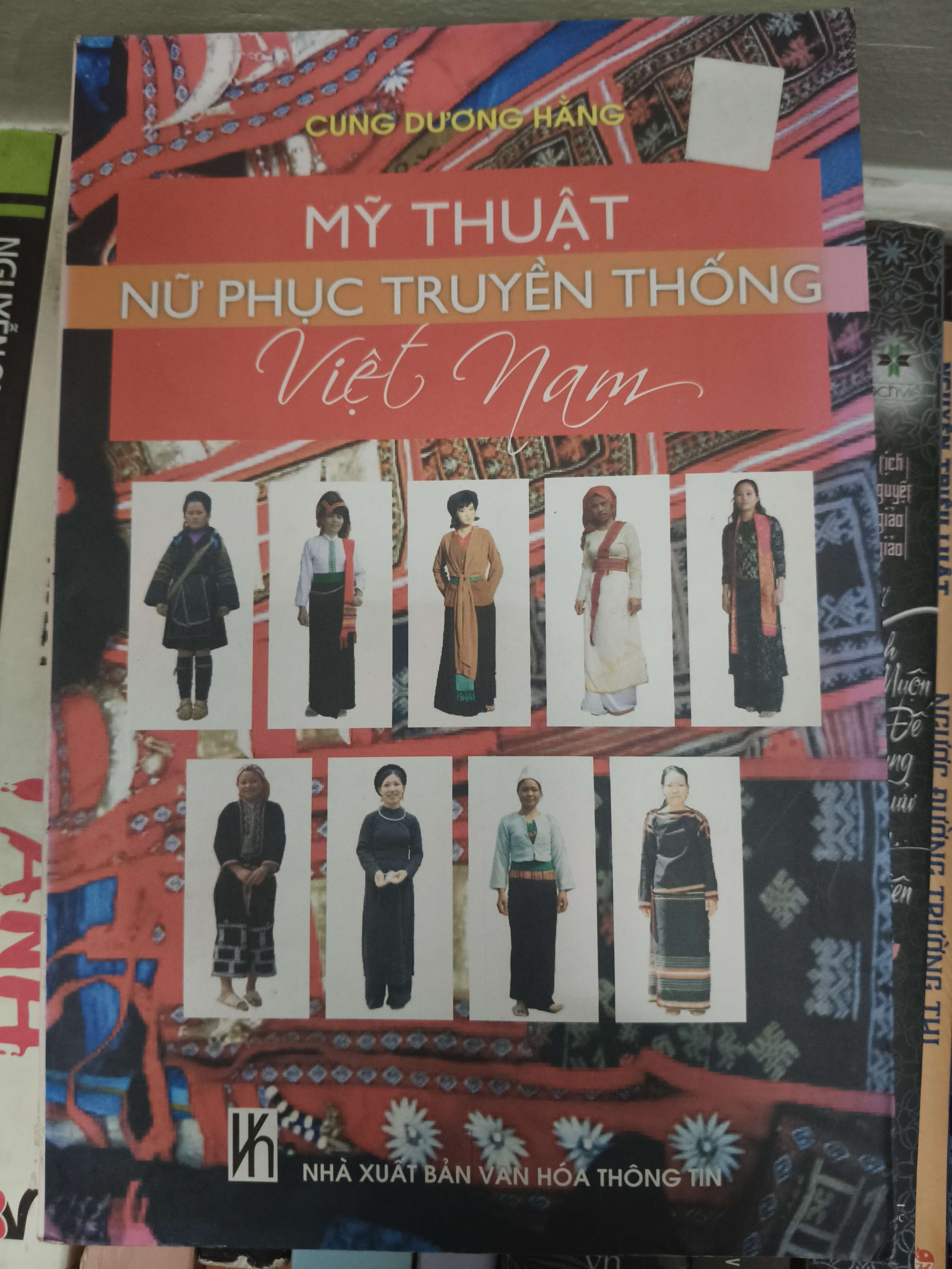 Mỹ thuật nữ phục truyền thống Việt Nam - 2011 - 266 trang Lịch sử Việt Nam ANTQ2702