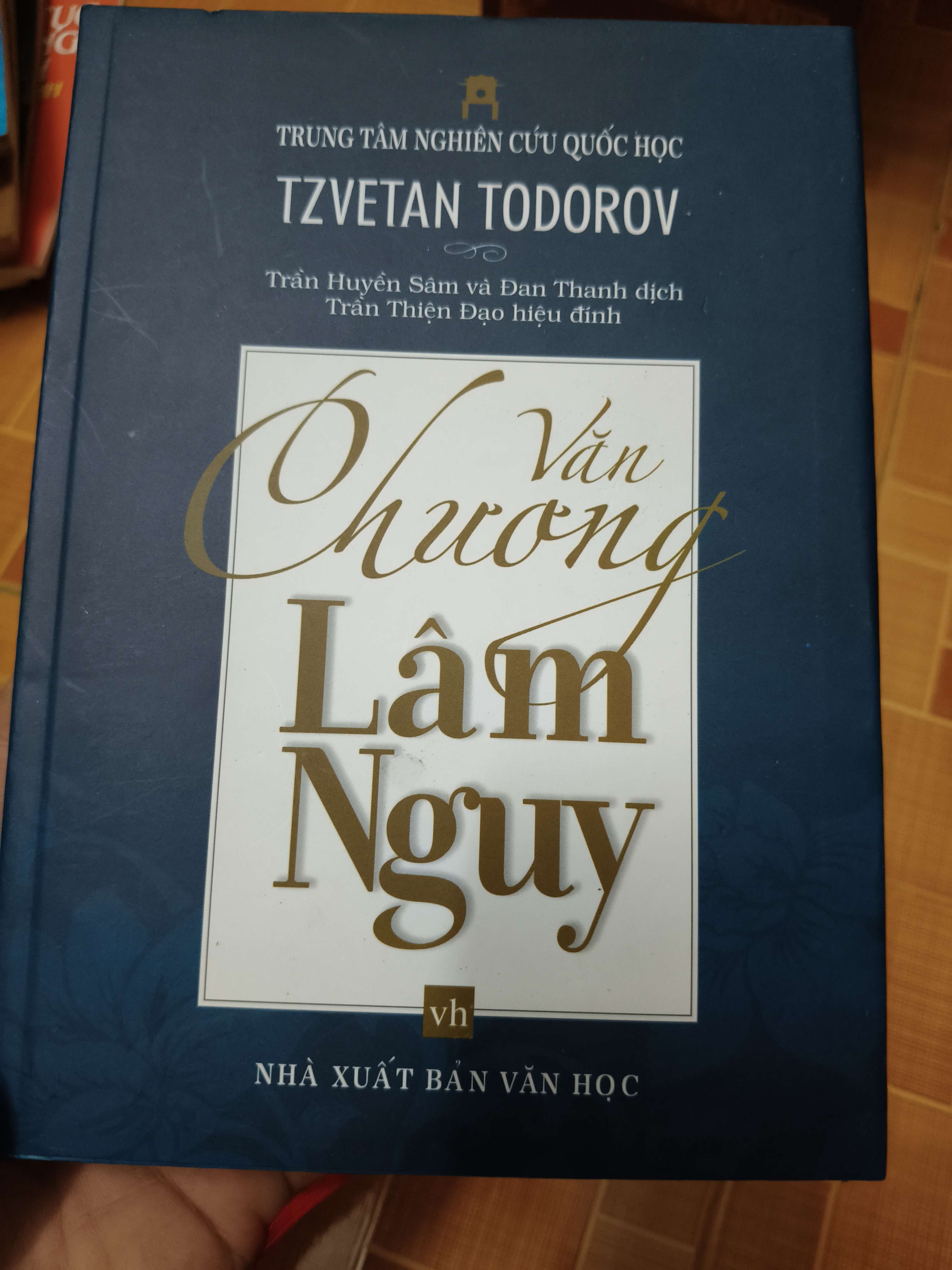 Văn Chương lâm nguy (Bìa cứng) - 2010 - 95 trang Sách văn học ANTQ2702