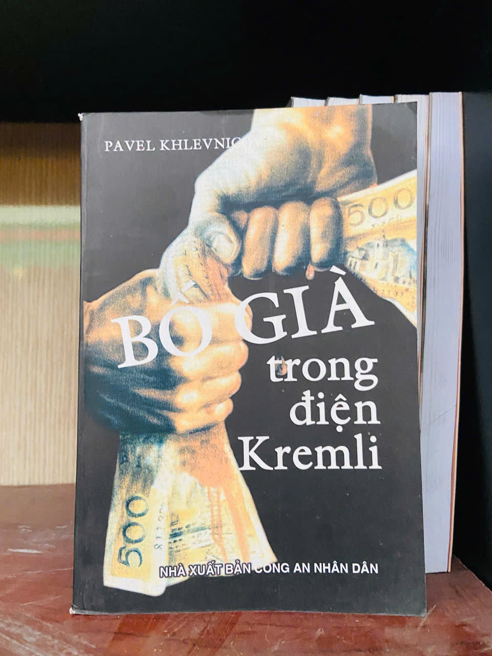 Bố già trong điện Kremli - Pavel Khlevnich Văn học nước ngoài VAVO2702
