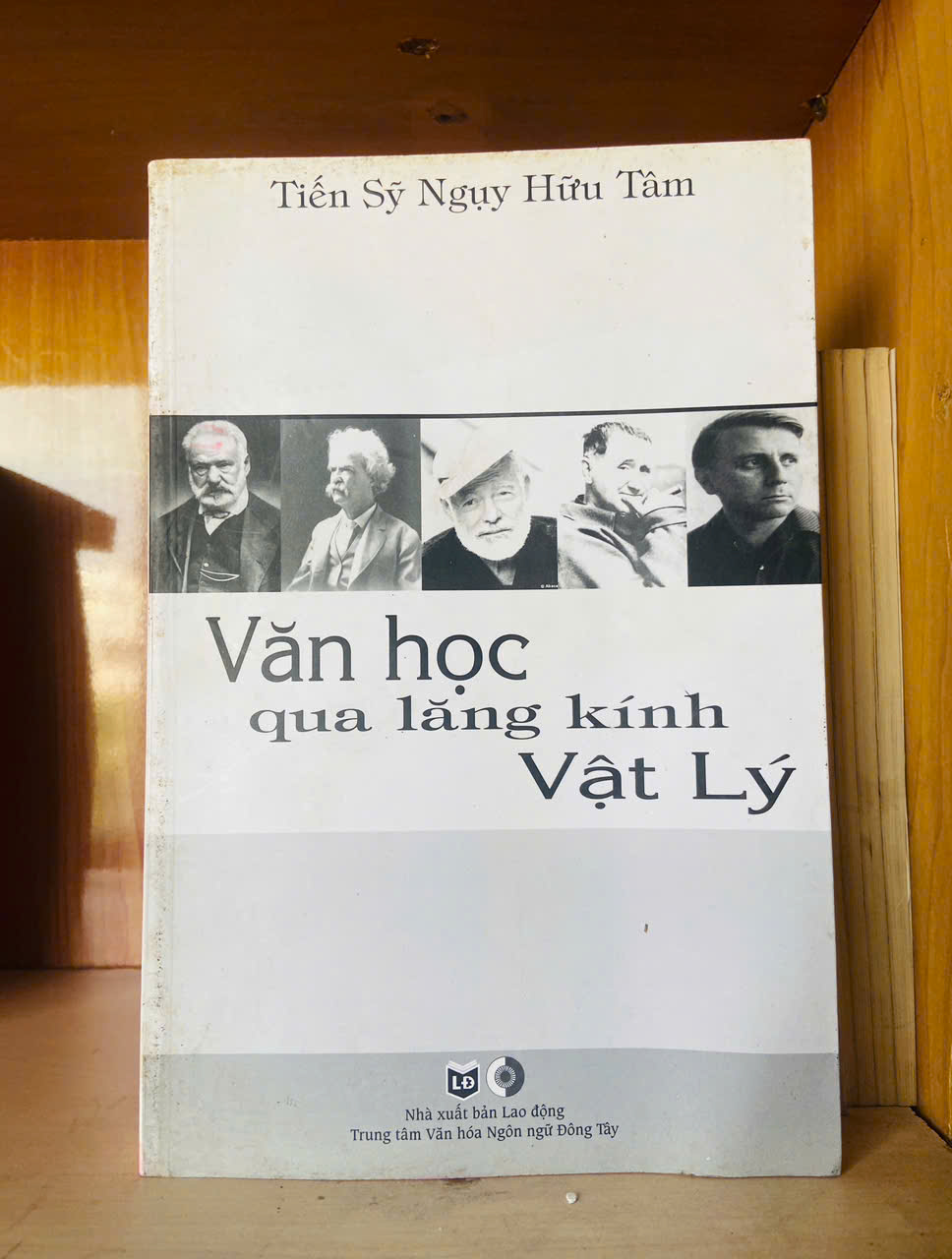 Văn học qua lăng kính Vật Lý / Ngụy Hữu Tâm Sách kiến thức tổng hợp VAVO2702
