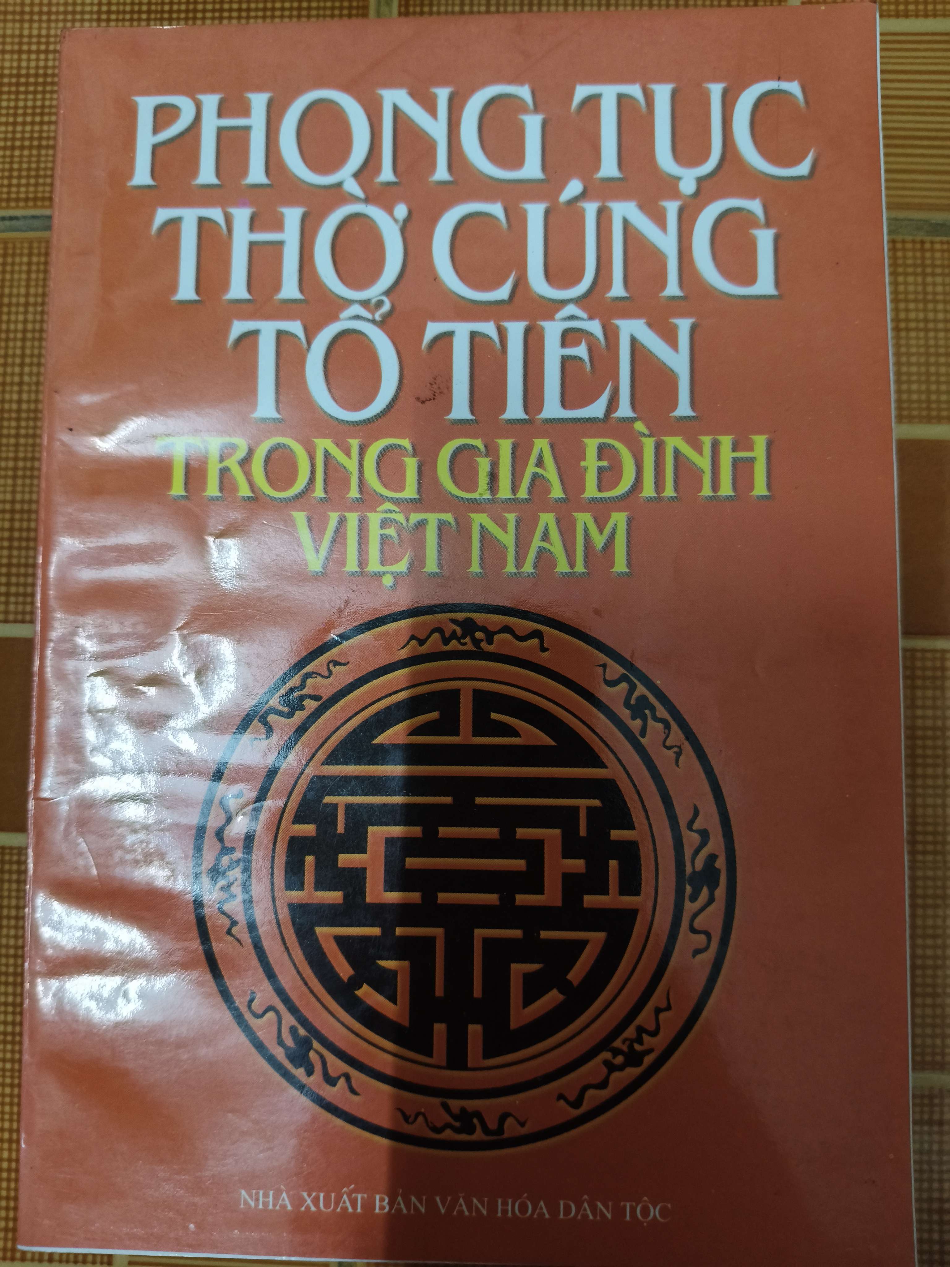 Phong tục thờ cúng tổ tiên trong gia đình Việt Nam - 2001 - 157 trang Lịch sử Việt Nam ANTQ2702