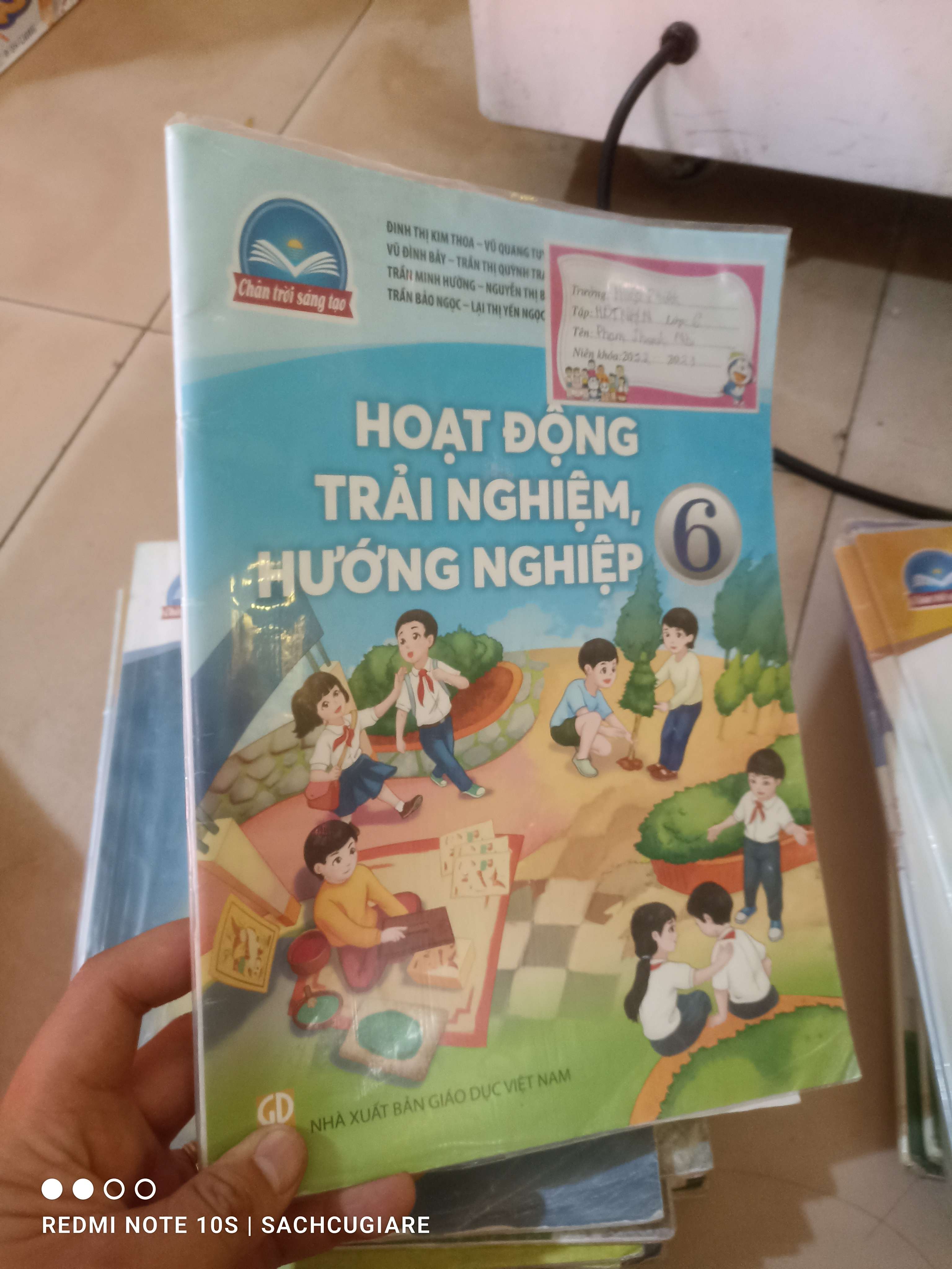 Hoạt động trải nghiệm, hướng nghiệp lớp 6 (Chân trời sáng tạo) Giáo khoa HCM2702