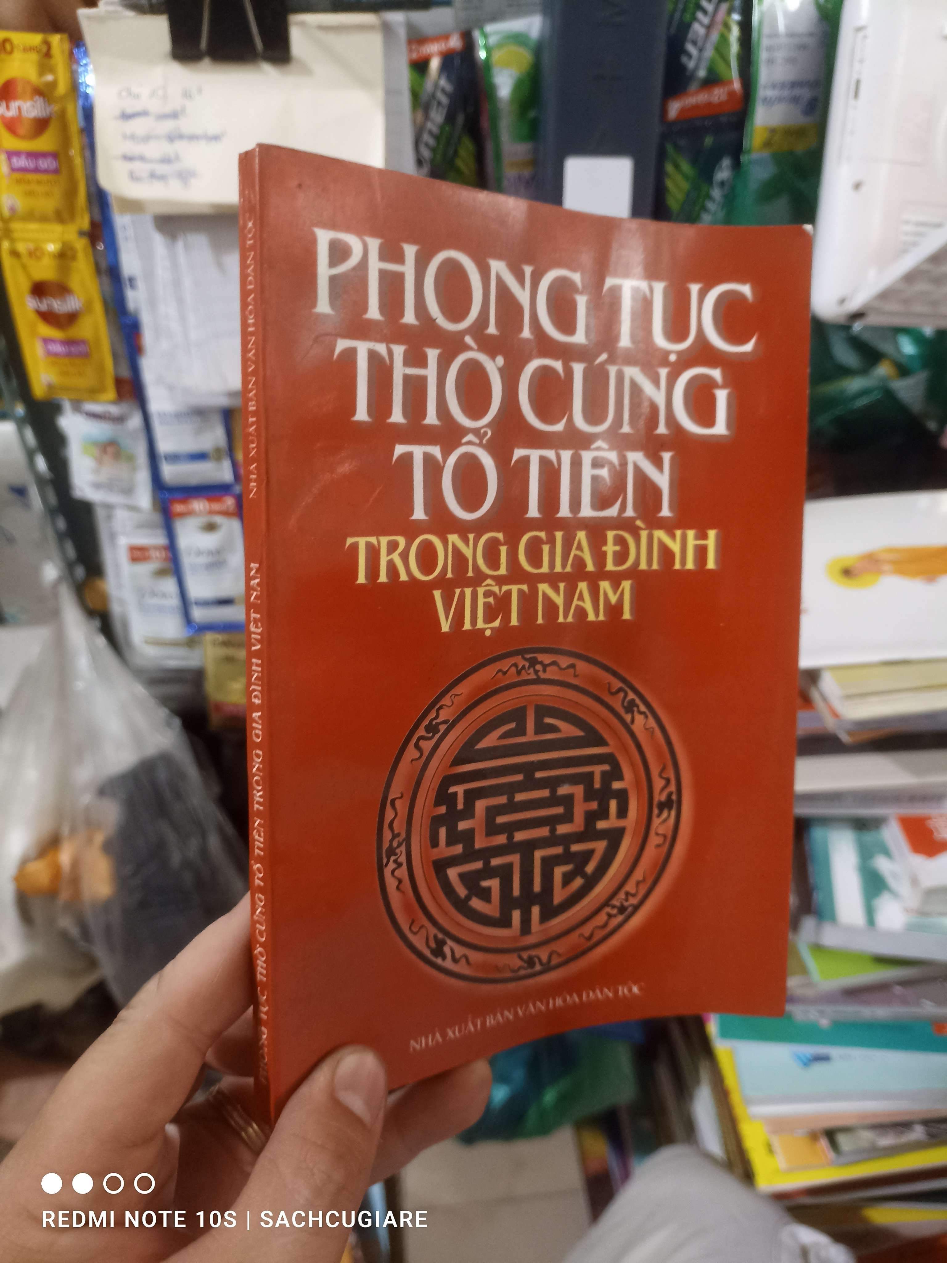 Phong tục thờ cúng tổ tiên trong gia đình Việt Nam 2001 mới 80% ố Sách tôn giáo - tâm linh HCM2702 (NSX)