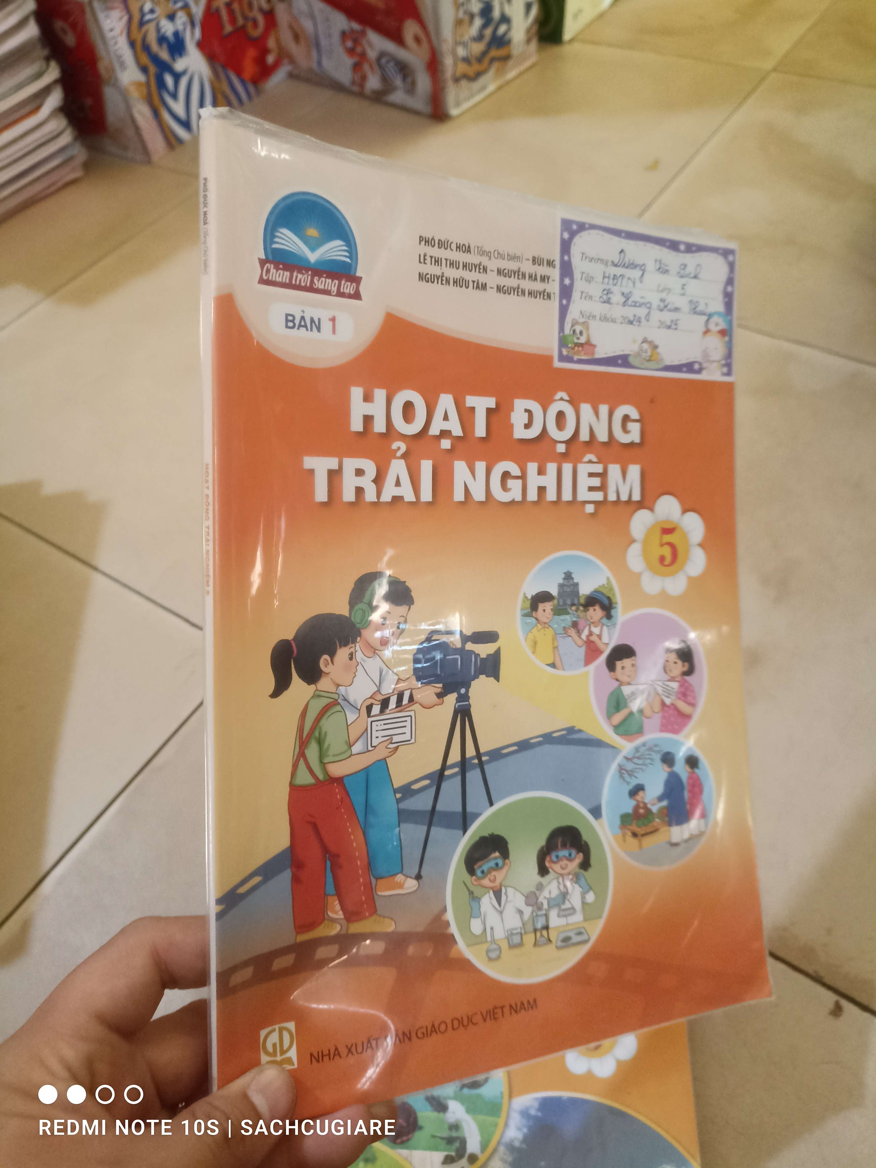 Hoạt động trải nghiệm lớp 5 (Chân trời sáng tạo) Giáo khoa HCM2702