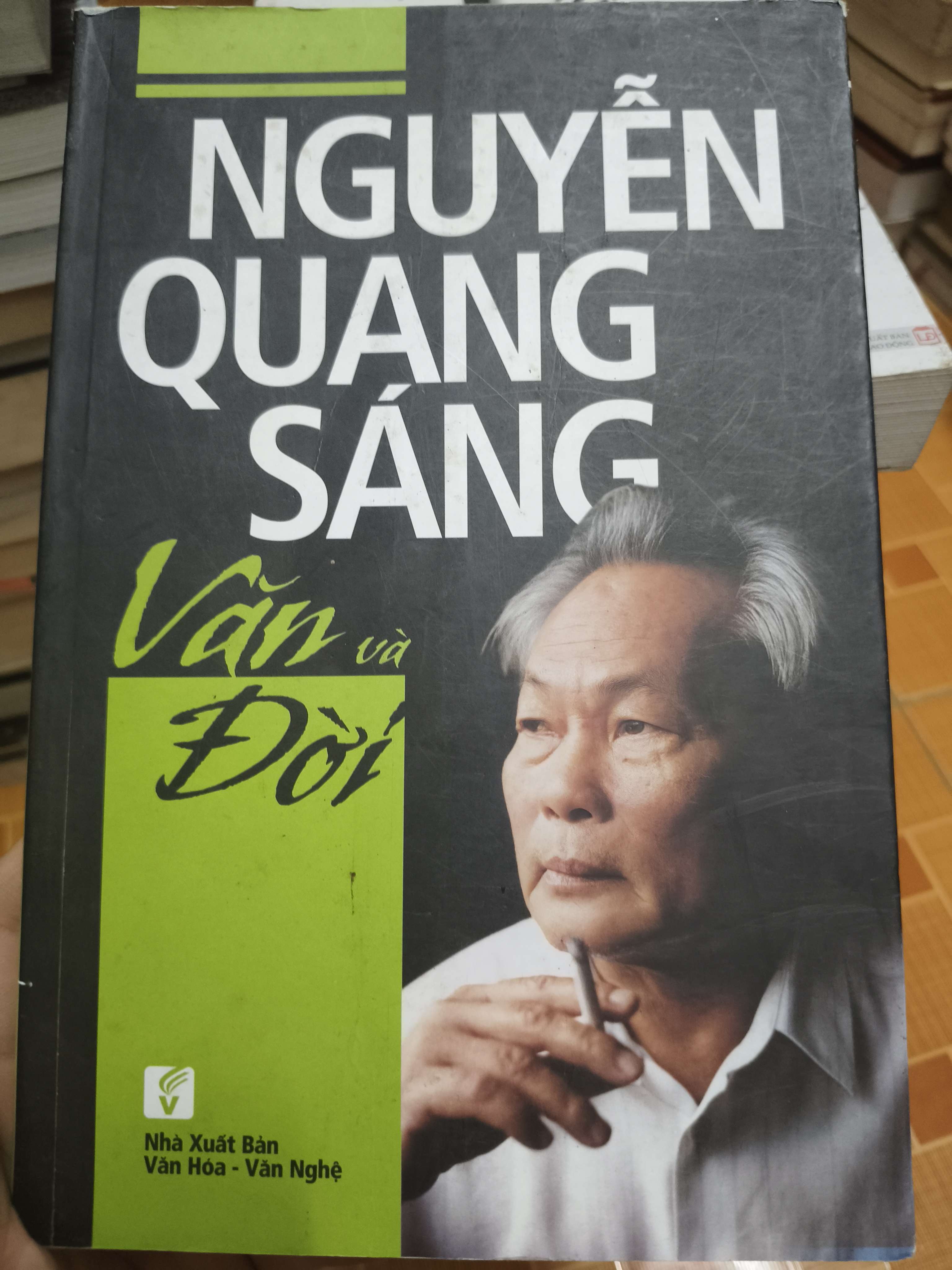 Nguyễn Quang Sáng văn và đời - 2015 - 303 trang Văn học Việt Nam ANTQ2702