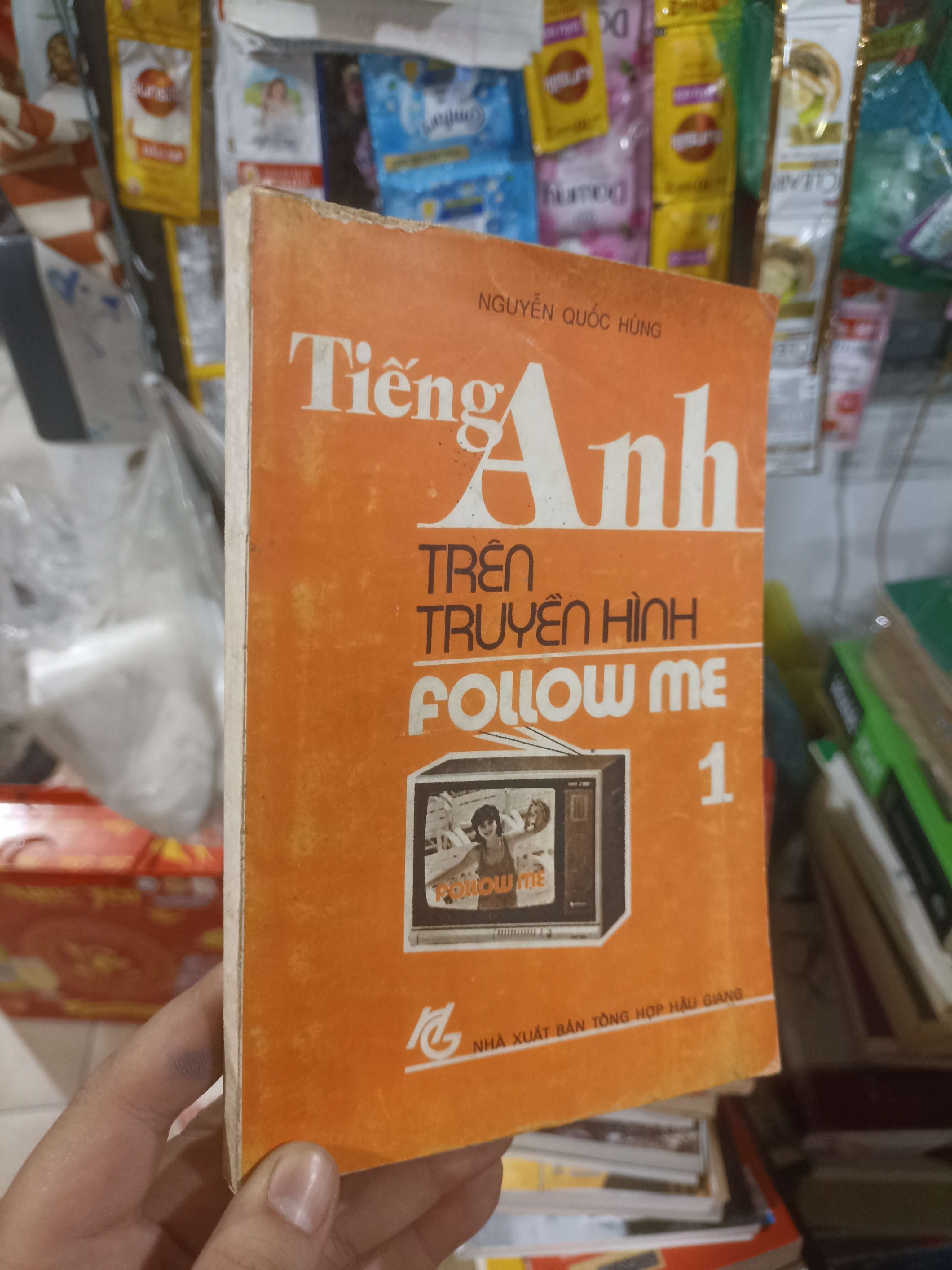 Bộ 2 cuốn tiếng Anh trên truyền hình - Quốc Hùng 1989 mới 70% ố Sách tự học tiếng Anh HCM2702