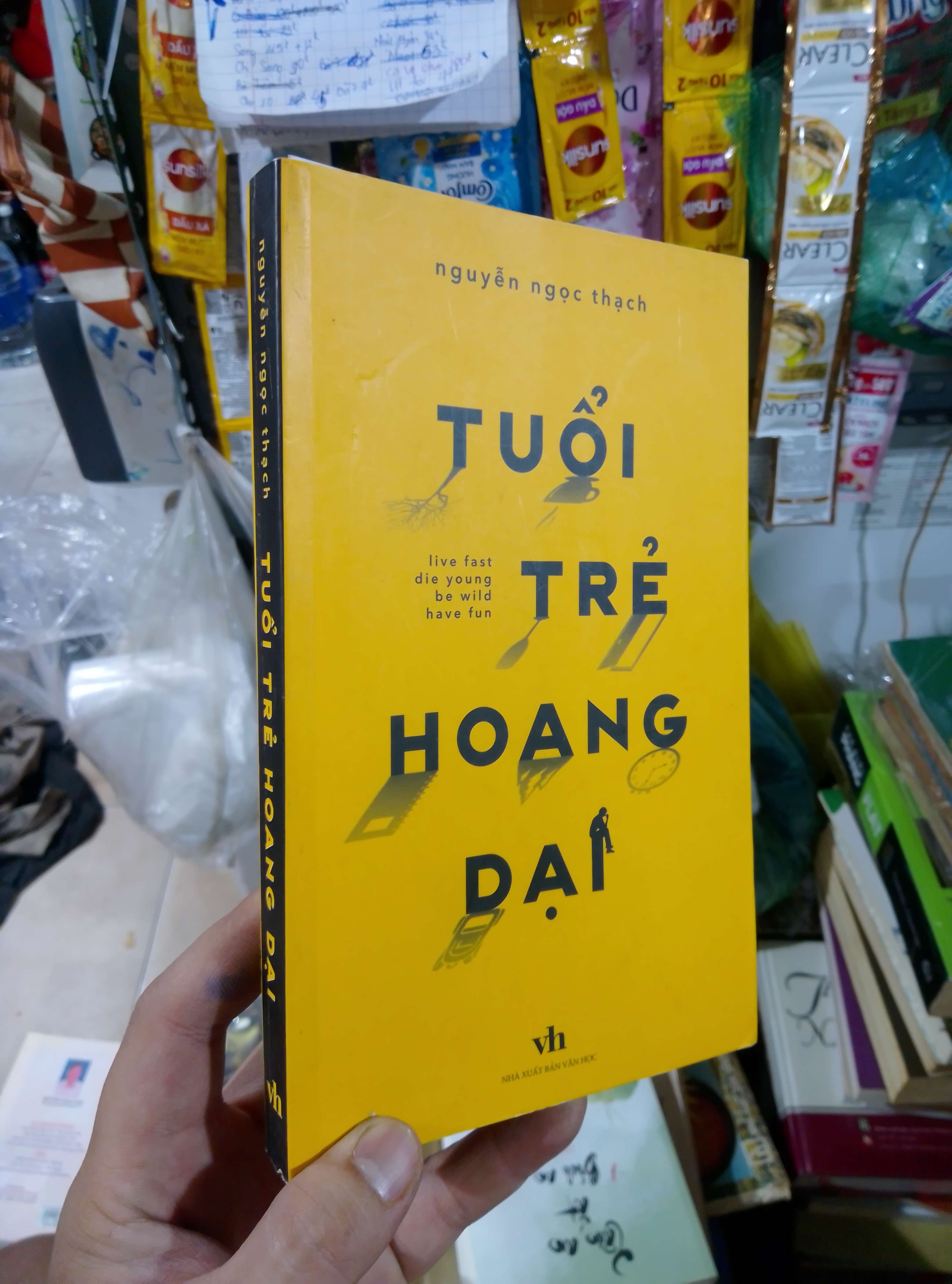 Tuổi trẻ hoang dại - Ngọc Thạch 2019 mới 70% bung vài trang đầu, bẩn Truyện ngôn tình HCM2702
