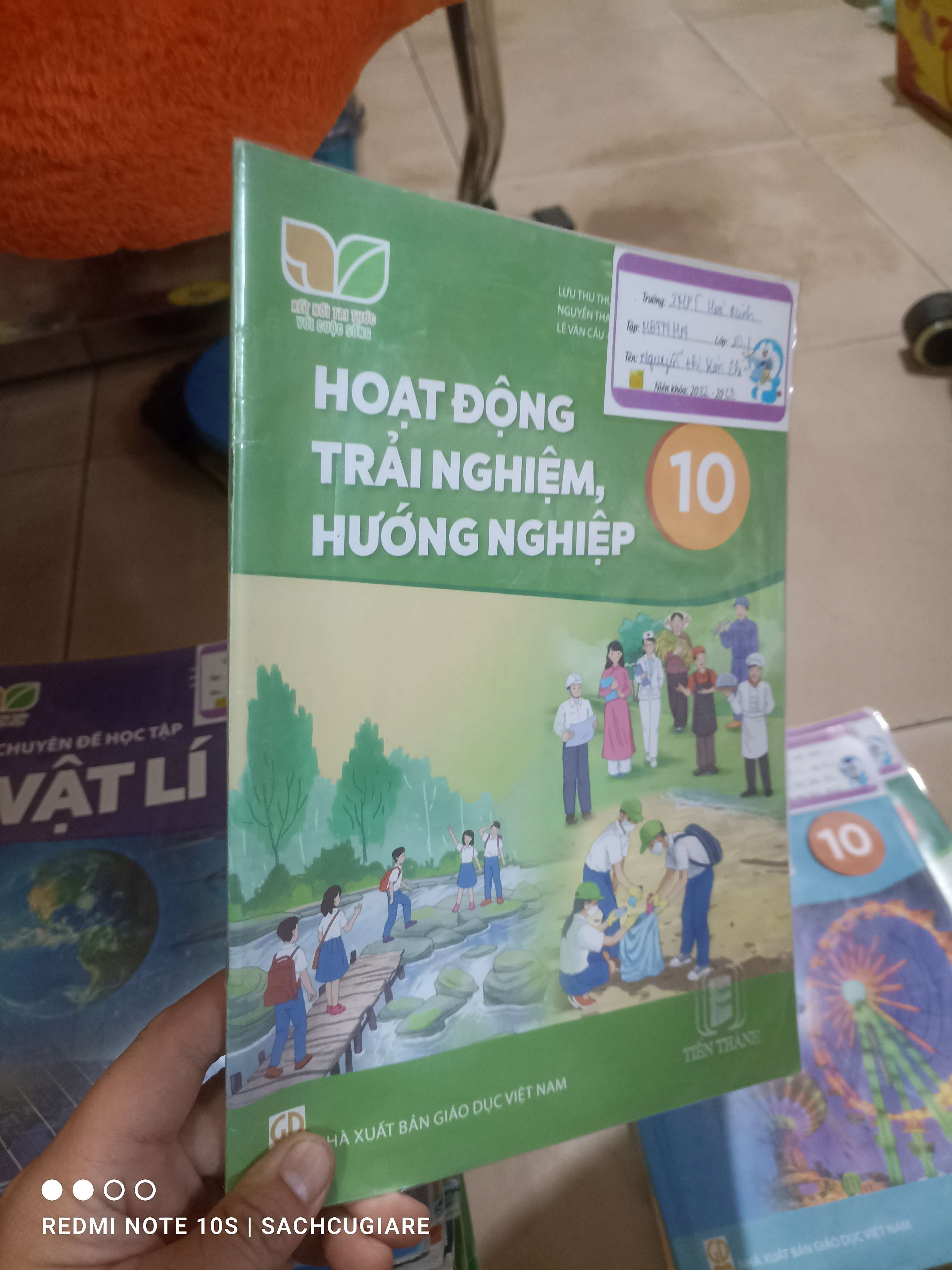 Hoạt động trải nghiệm, hướng nghiệp lớp 10 (Kết nối tri thức và cuộc sống) Giáo khoa HCM2702