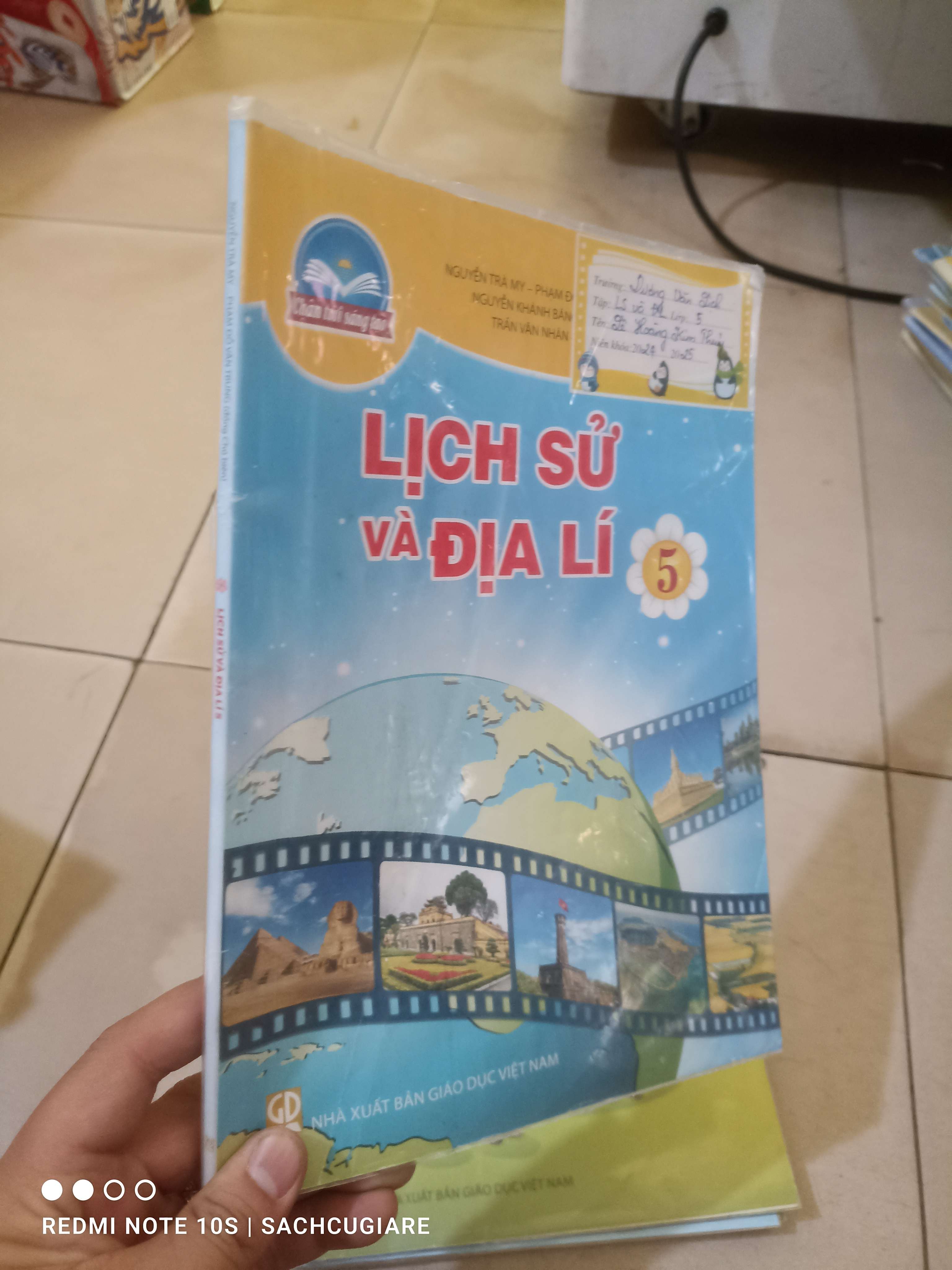 Lịch sử và địa lí lớp 5 (Chân trời sáng tạo) Giáo khoa HCM2702