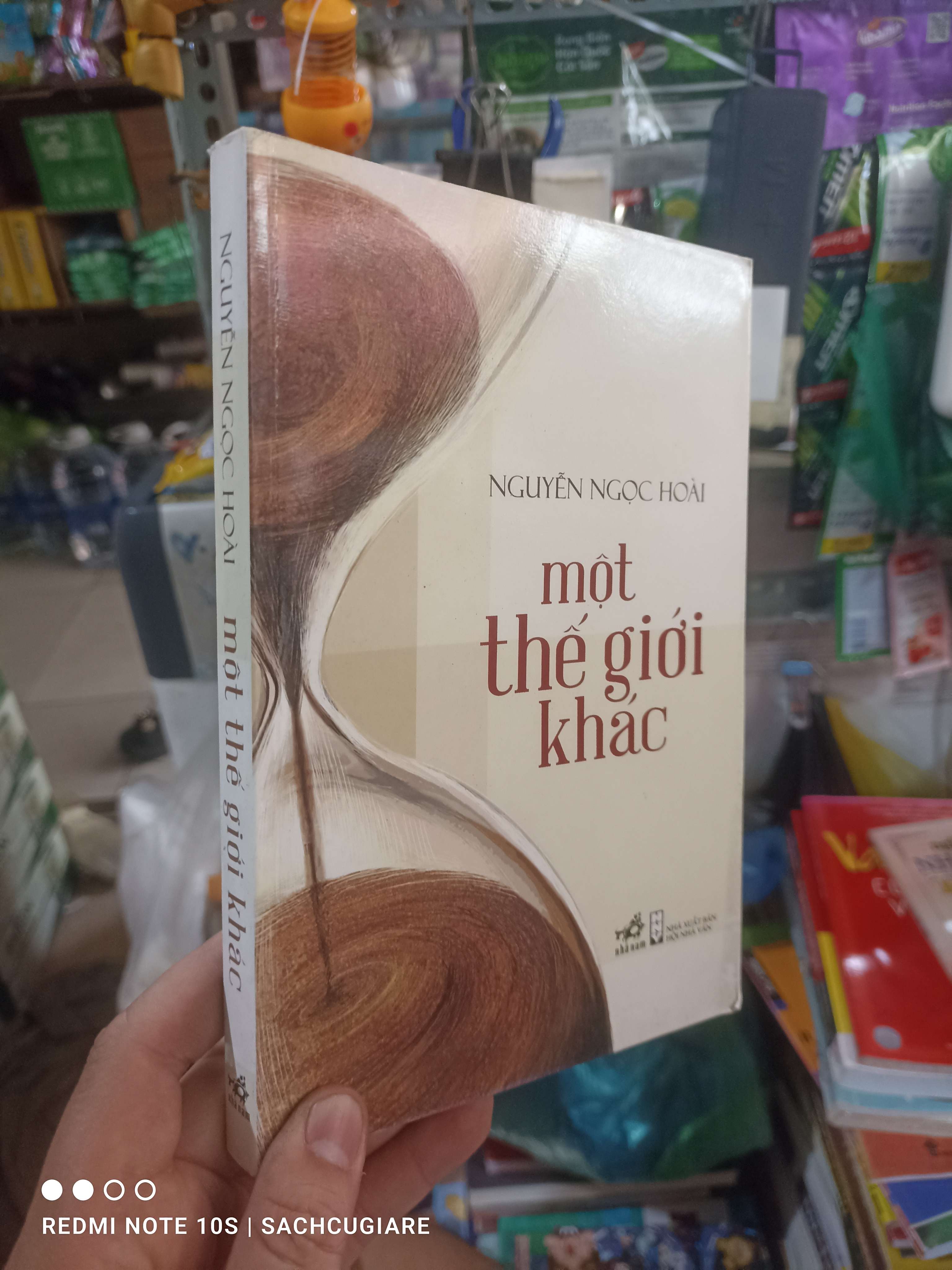 Một thế giới khác - Ngọc Hoài 2012 mới 80% ố Văn học Việt Nam HCM2702 (NSX)