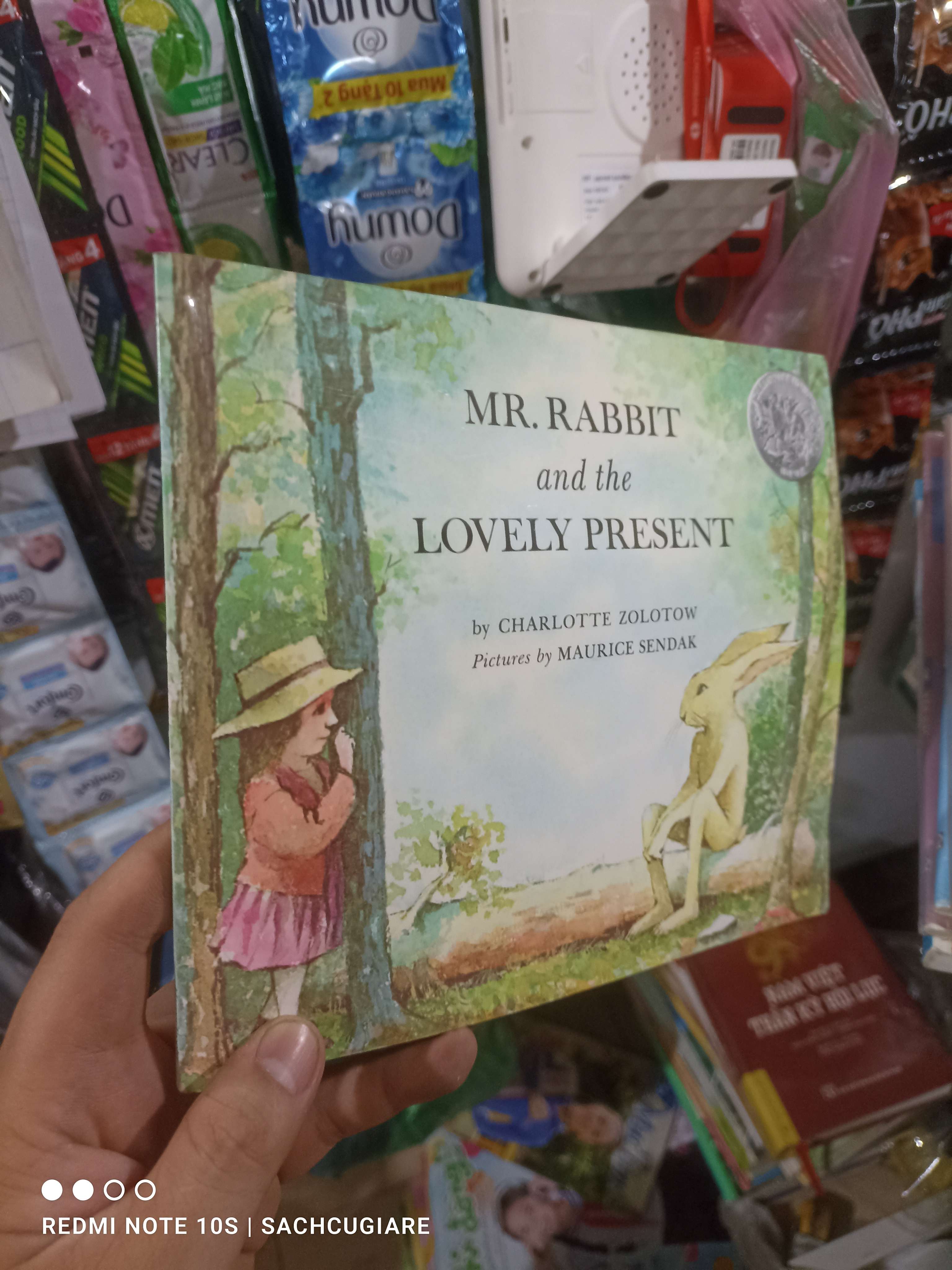 Mr. Rabbit and the Lovely Present mới 90% Sách tự học tiếng Anh HCM2702 (NSX)