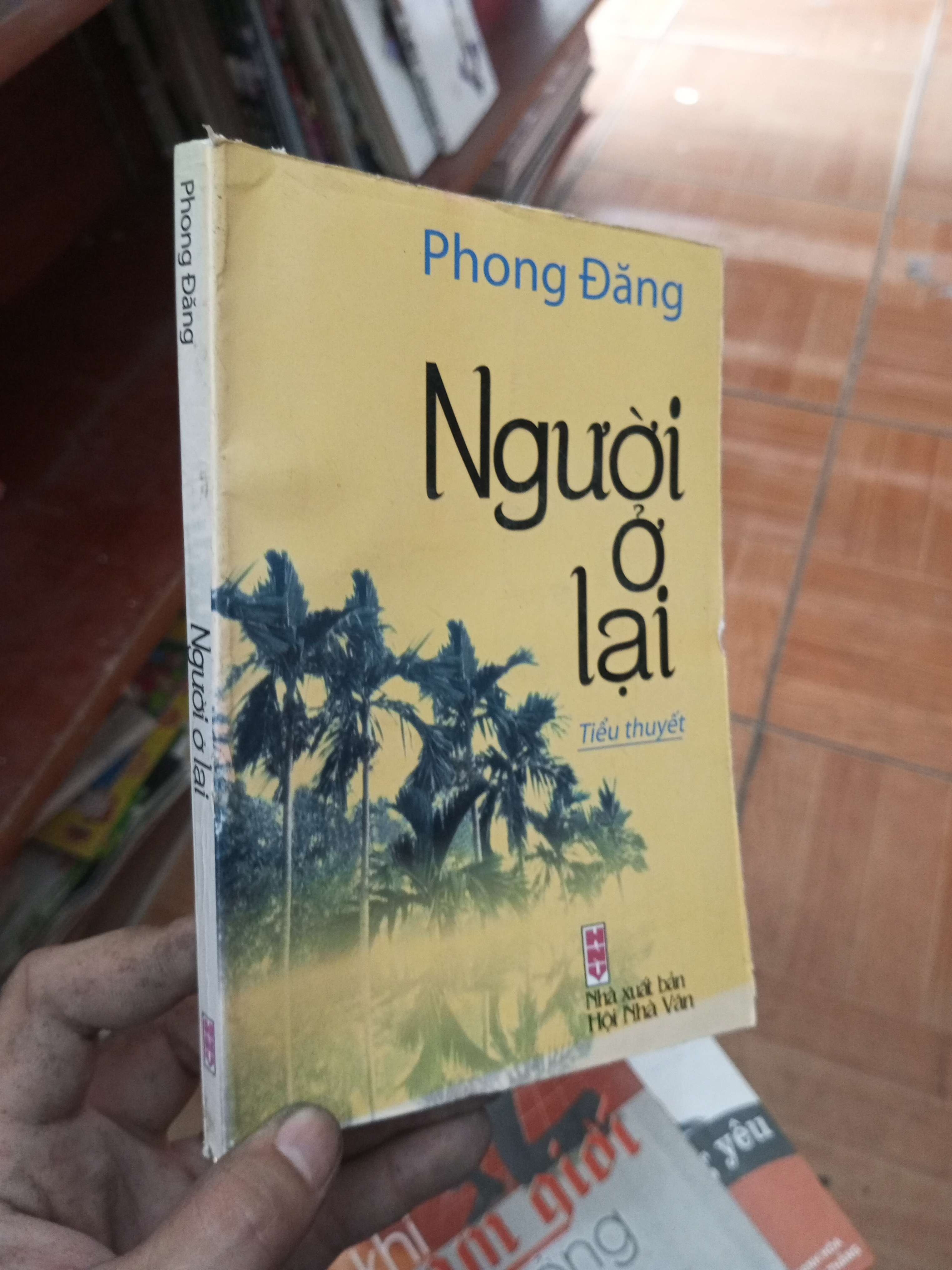 Người ở lại - Phong Đăng 2012 Tiểu Thuyết VAVO-AK19