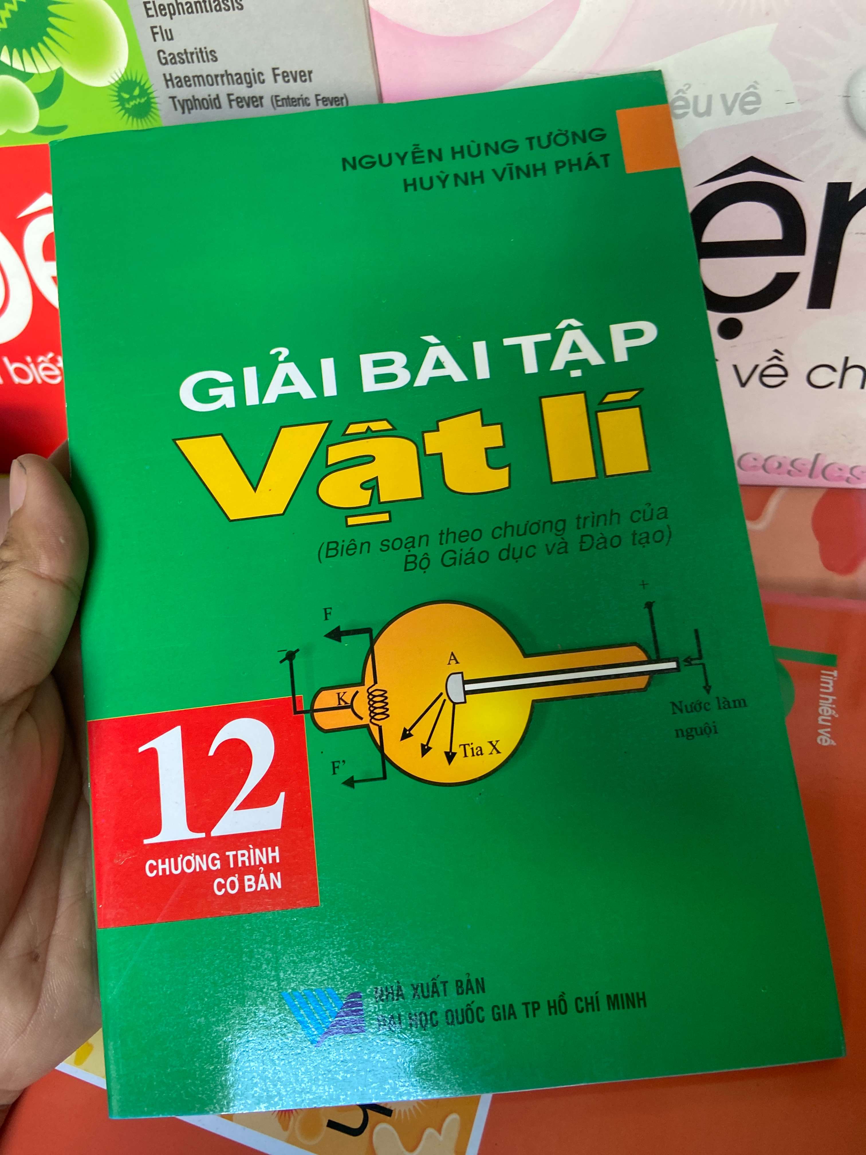 Giải Bài Tập Vật Lí 12 Chương Trình Cơ Bản - Nguyễn Hùng Tường, Huỳnh Vĩnh Phát 2008 Tham khảo - luyện thi VAVO-AK1T1