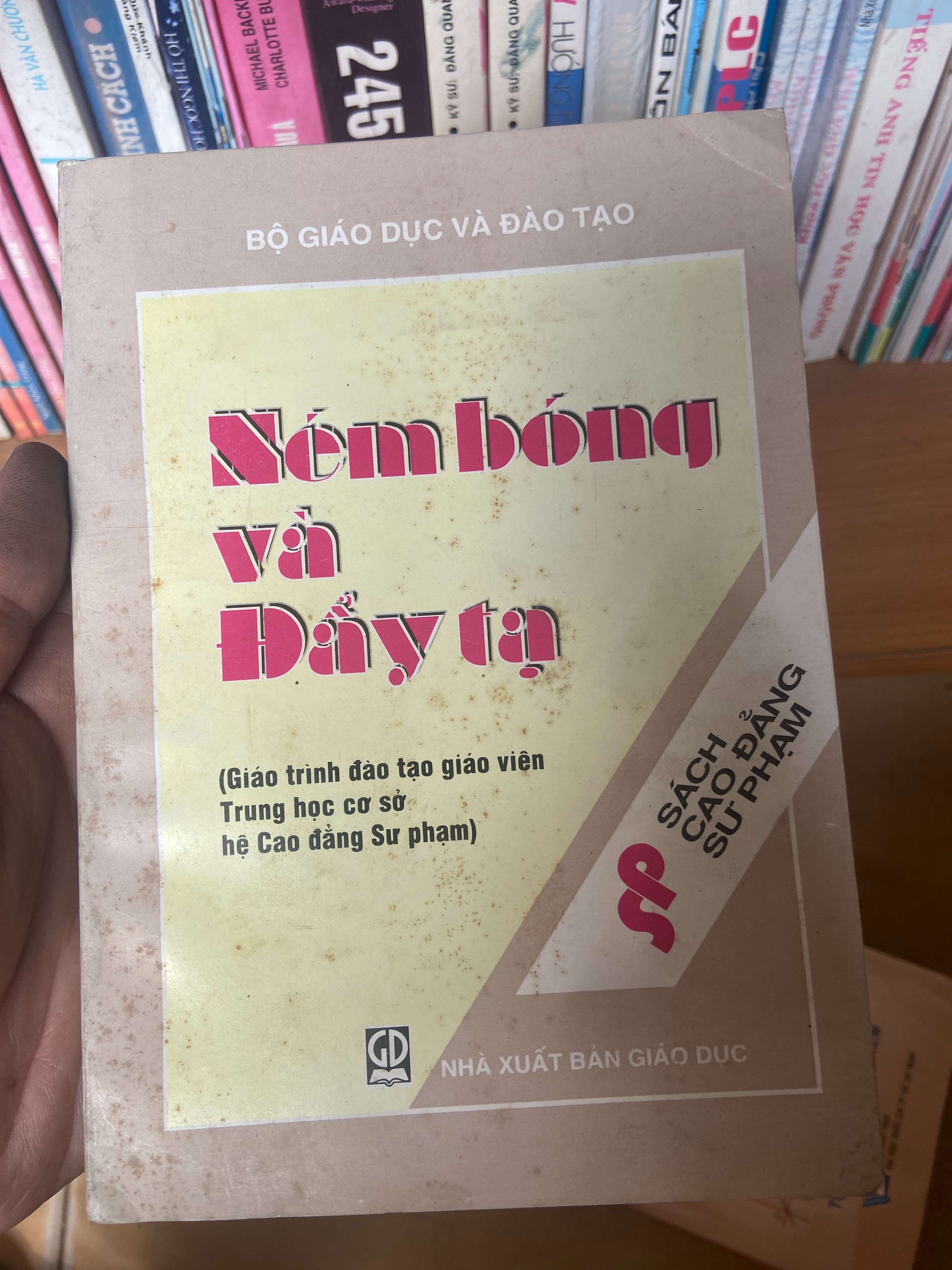Ném Bóng Vào Đẩy Tạ (Giáo Trình Đào Tạo Giáo Viên Trung Học Cơ Sở Hệ Cao Đẳng Sư Phạm) 1999 Sách kỹ năng VAVO-AK1T2