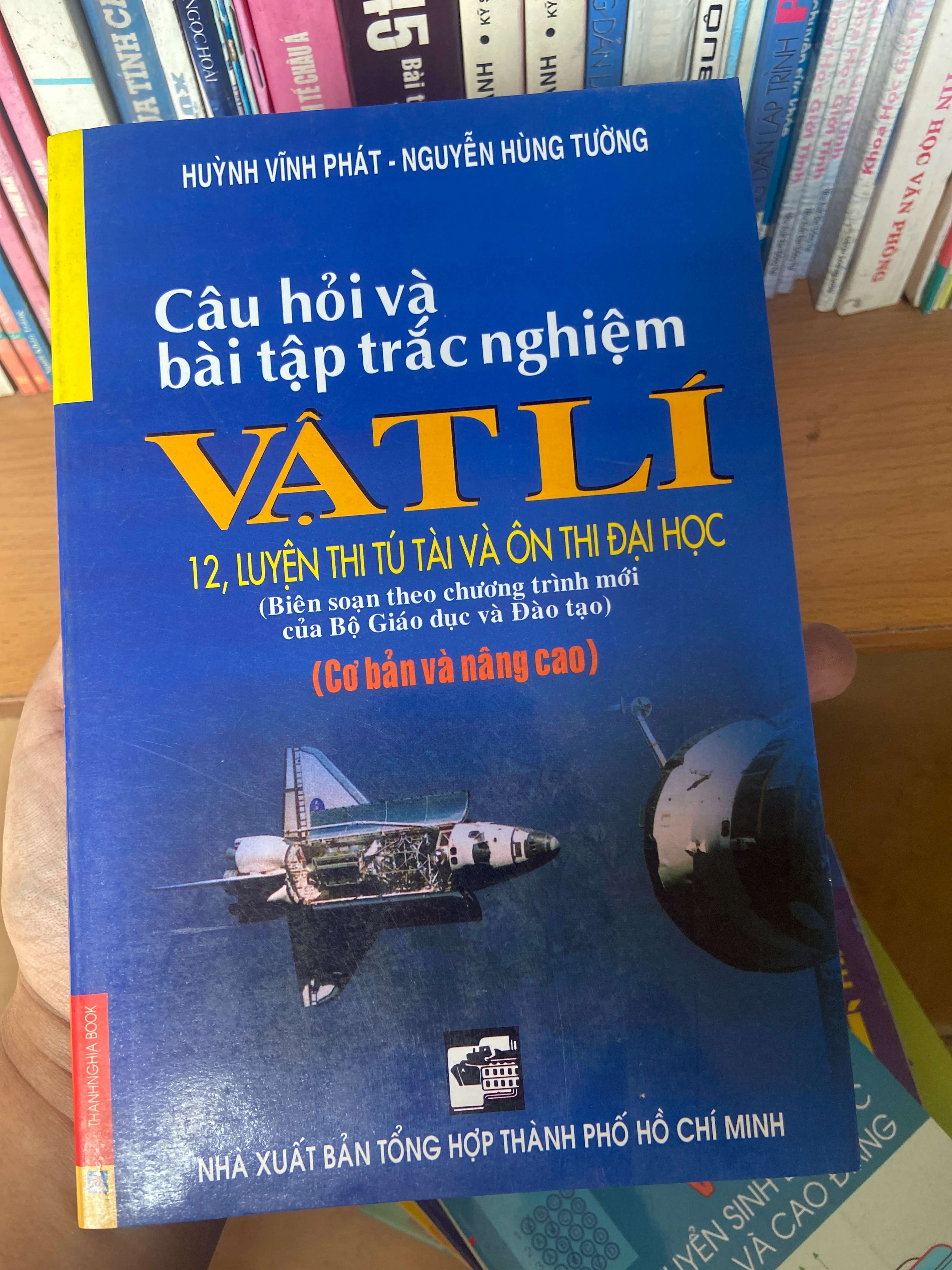 Câu Hỏi Và Bài Tập Trắc Nghiệm Vật Lí 12 (Luyện Thi Tú Tài Và Ôn Thi Đại Học) (Cơ Bản Và Nâng Cao) - Huỳnh Vĩnh Phát, Nguyễn Hùng Tường 2008 Tham khảo - luyện thi VAVO-AK1T3