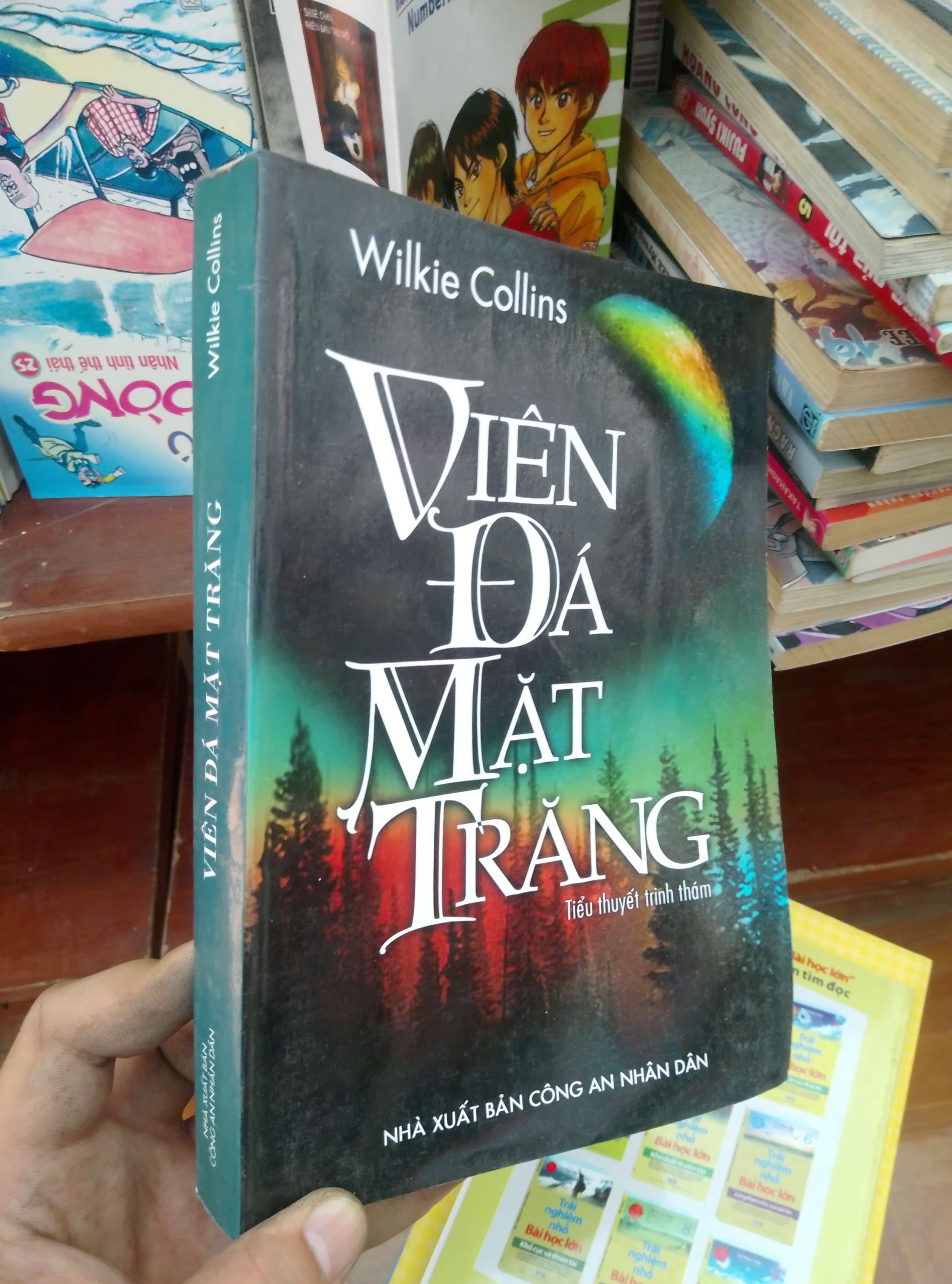 Viên đá mặt trăng - Collins 2004 Tiểu Thuyết VAVO-AK19