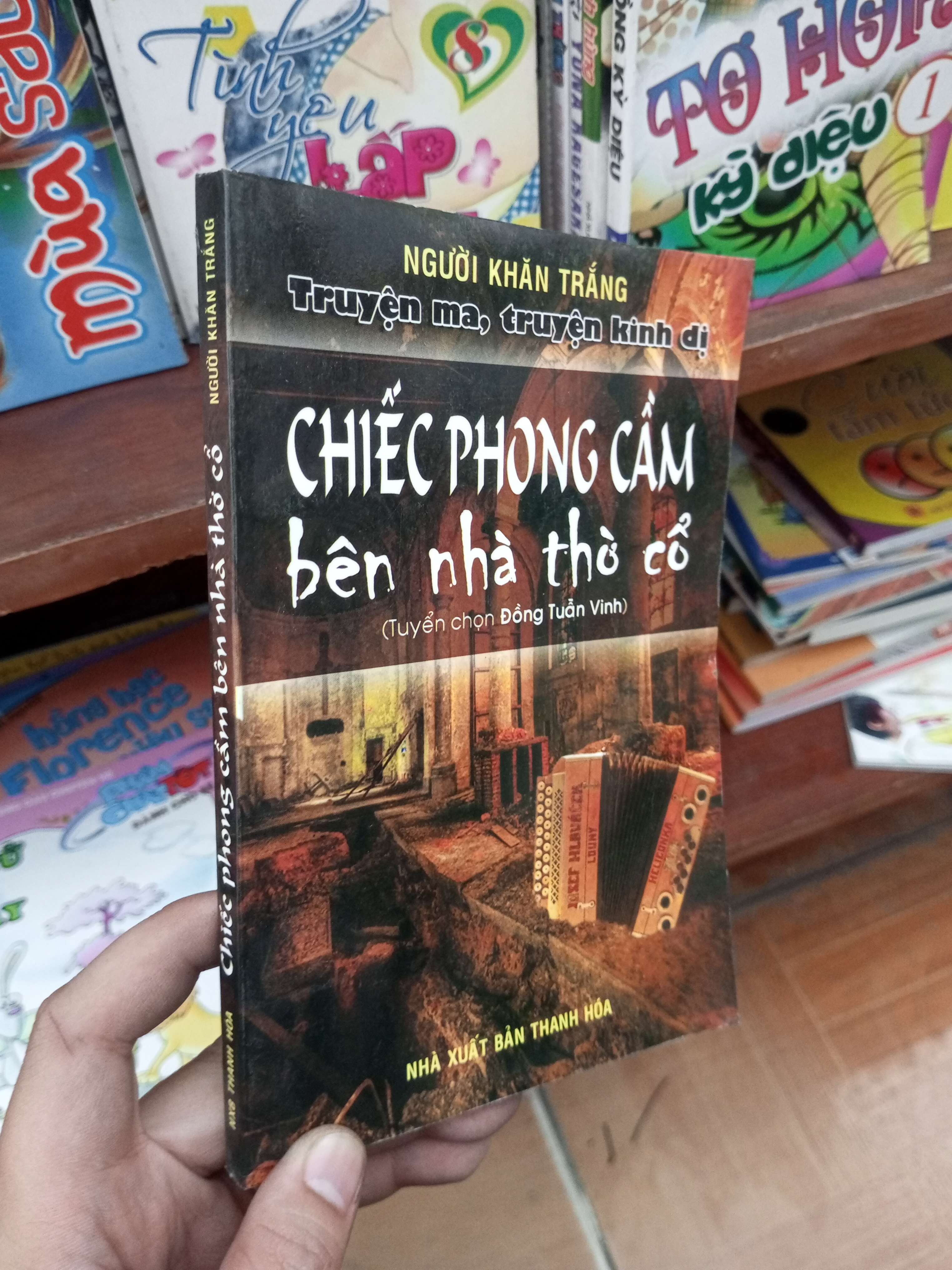 Chiếc phong cầm bên nhà thờ cổ - Người Khăn Trắng 2011 Truyện kinh dị VAVO-AK19