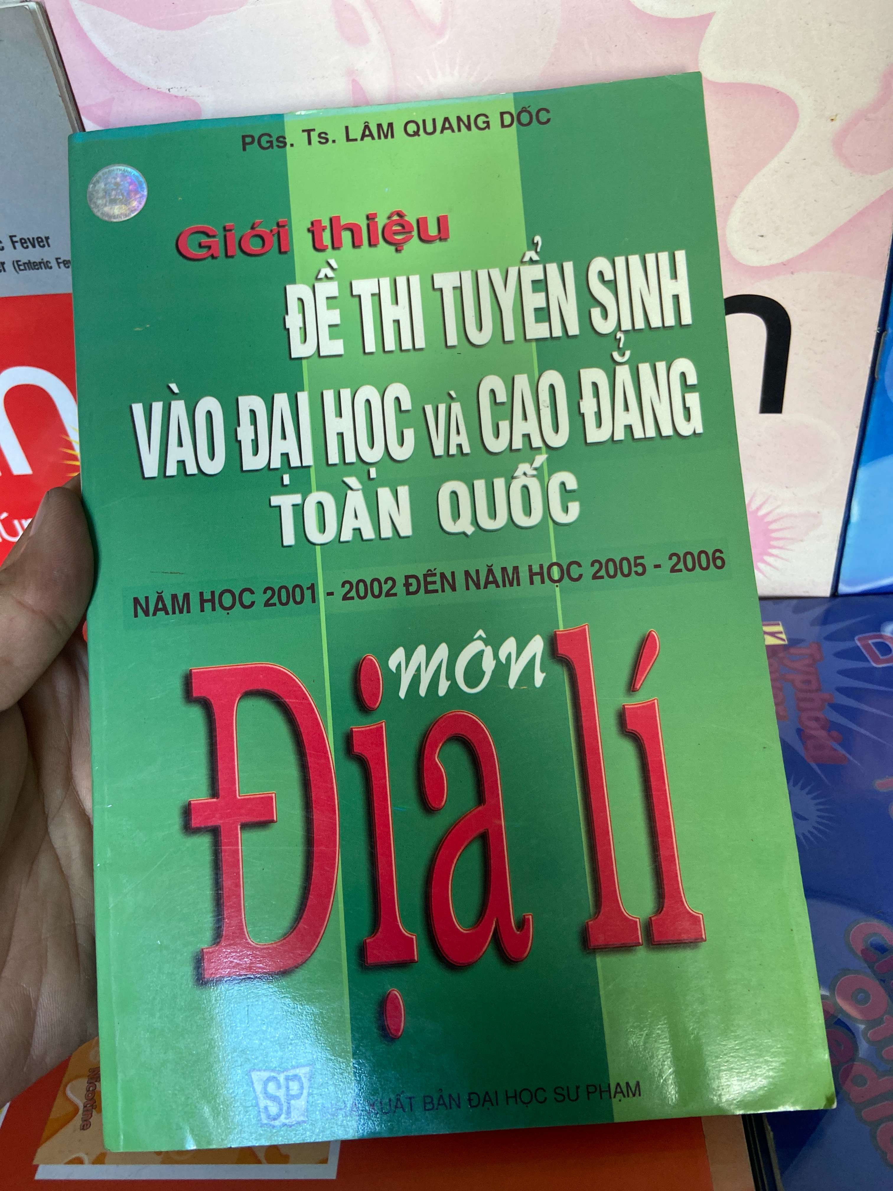 Môn Địa Lí (Giới Thiệu Đề Thi Tuyển Sinh Vào Đại Học Và Cao Đẳng Toàn Quốc Năm 2001-2002 Đến Năm Học 2005-2006) - Lâm Quang Đốc 2005 Tham khảo - luyện thi VAVO-AK1T1