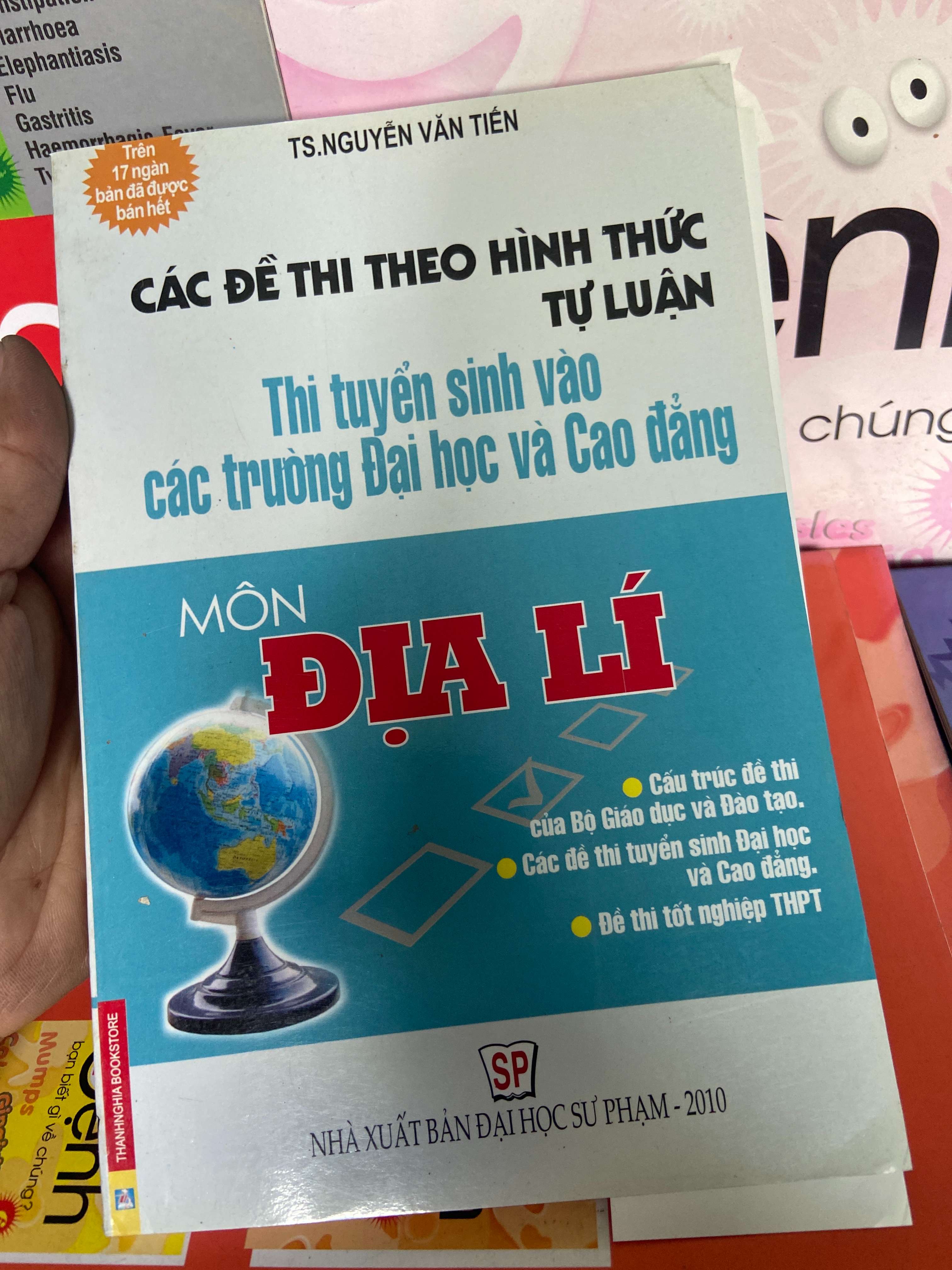 Môn Địa Lí (Các Đề Thi Theo Hình Thức Tự Luận, Thi Tuyển Sinh Vào Các Trường Đại Học Và Cao Đẳng) - Nguyễn Văn Tiến 2010 Tham khảo - luyện thi VAVO-AK1T1
