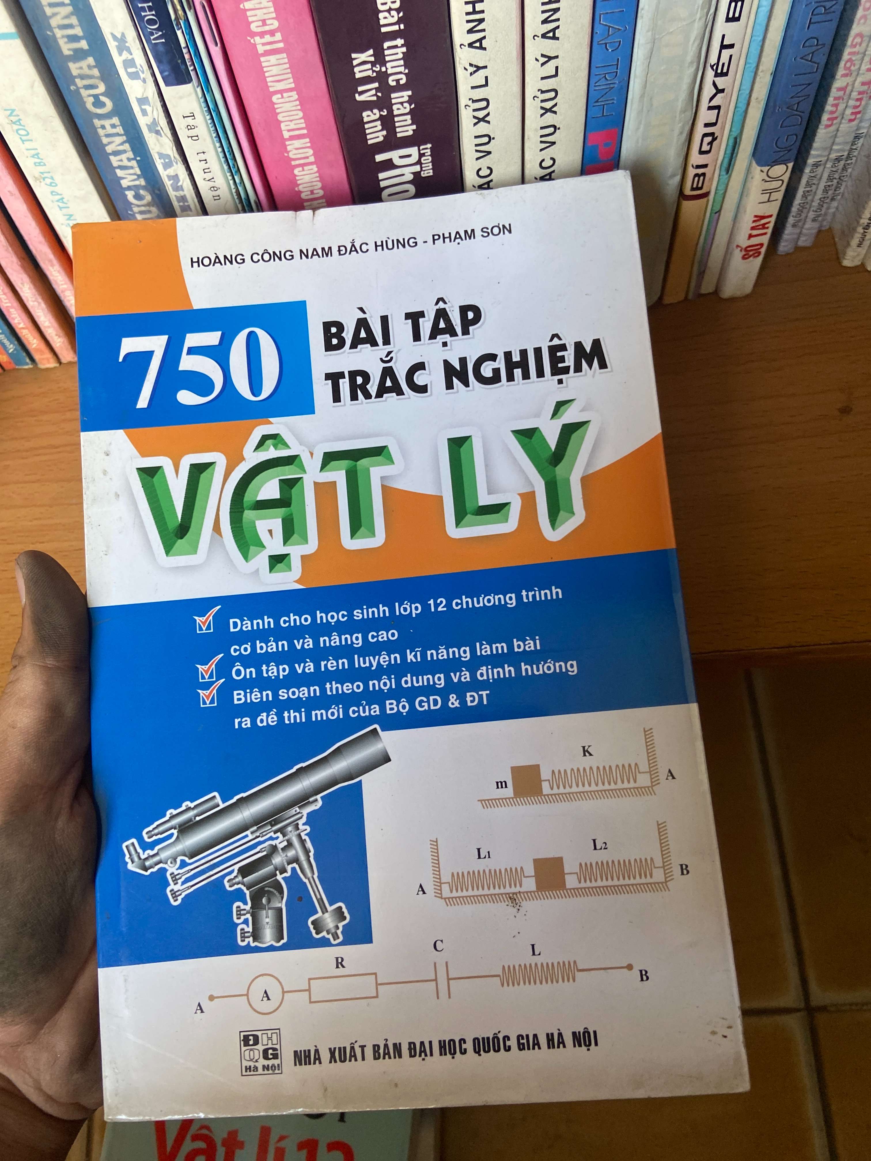 750 Bài Tập Trắc Nghiệm Vật Lý - Hoàng Công Nan Đắc Hùng, Phạm Sơn 2010 Tham khảo - luyện thi VAVO-AK1T2