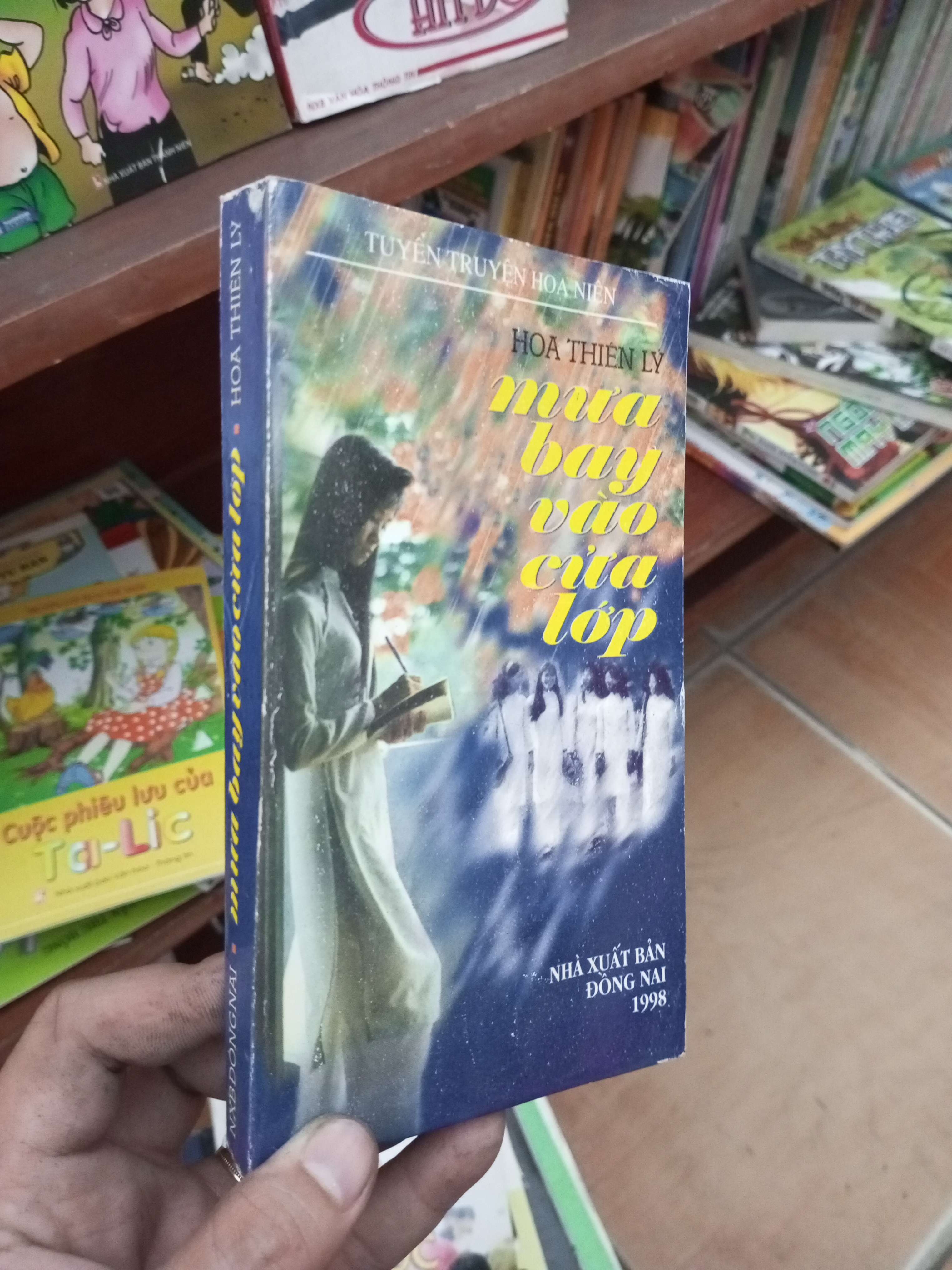 Mưa bay vào cửa lớp - Thiên Lý 1998 Sách văn học VAVO-AK19