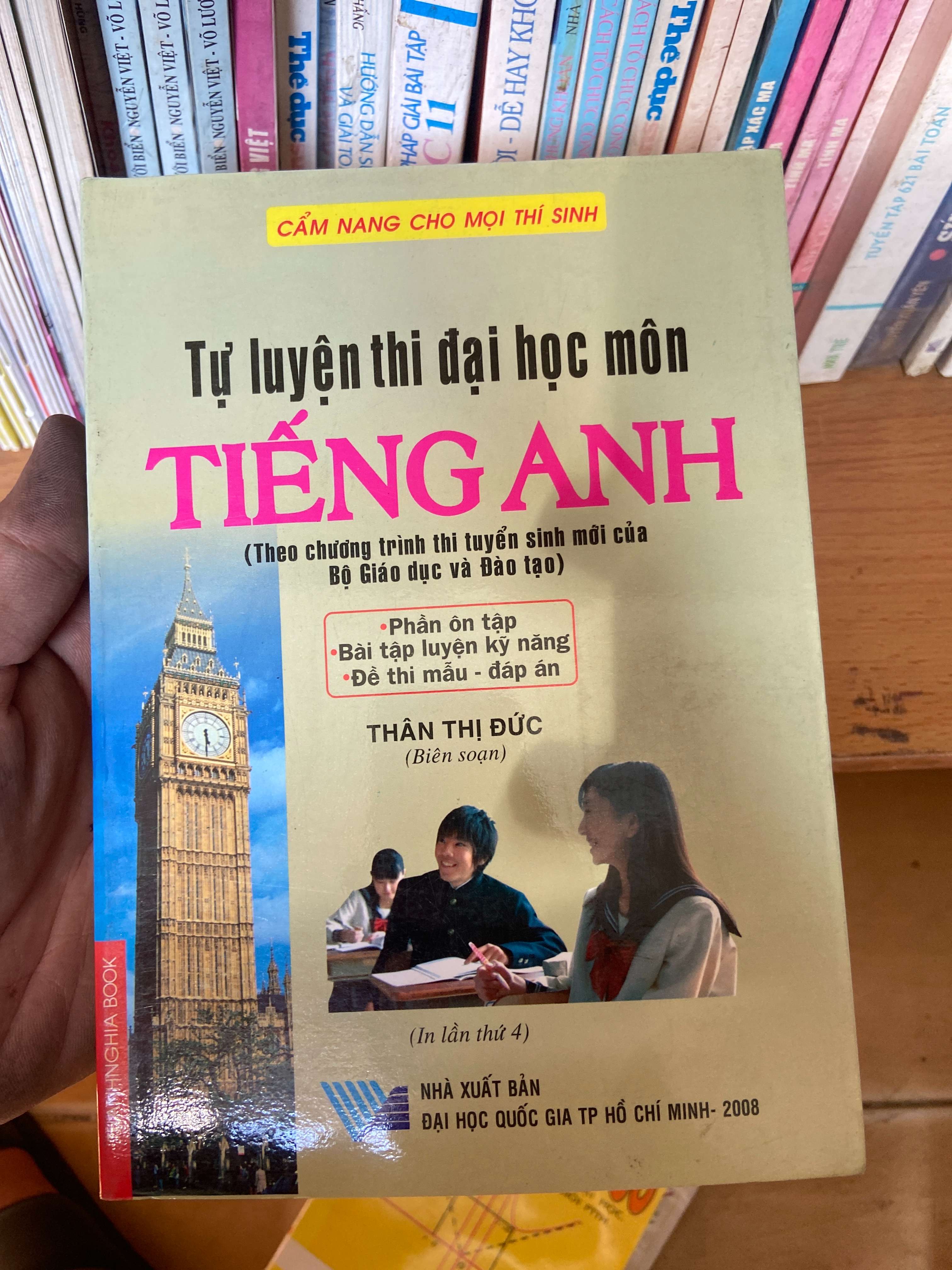 Tự Luyện Thi Đại Học Môn Tiếng Anh (Theo Chương Trình Thi Tuyển Sinh Mới Của Bộ Giáo Dục Và Đào Tạo, Phần Ôn Tập - Bài Tập Luyện Kỹ Năng - Đề Thi Mẫu - Đáp Án) - Thân Thị Đức 2008 Sách tự học tiếng Anh VAVO-AK1T2