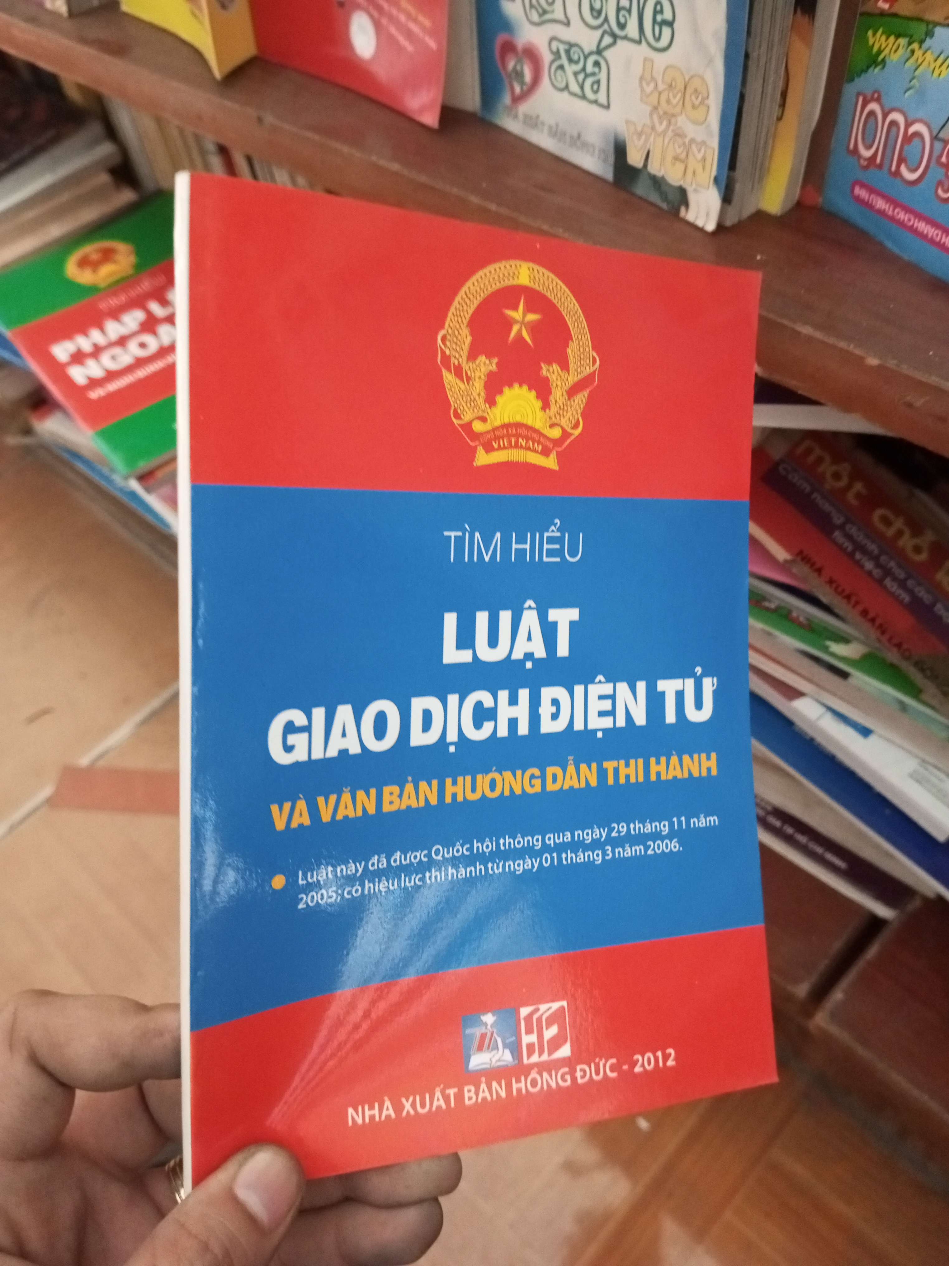 Tìm hiểu luật giao dịch điện tử và văn bản hướng dẫn thi hành 2011 Sách chính trị - pháp lý VAVO-AK19