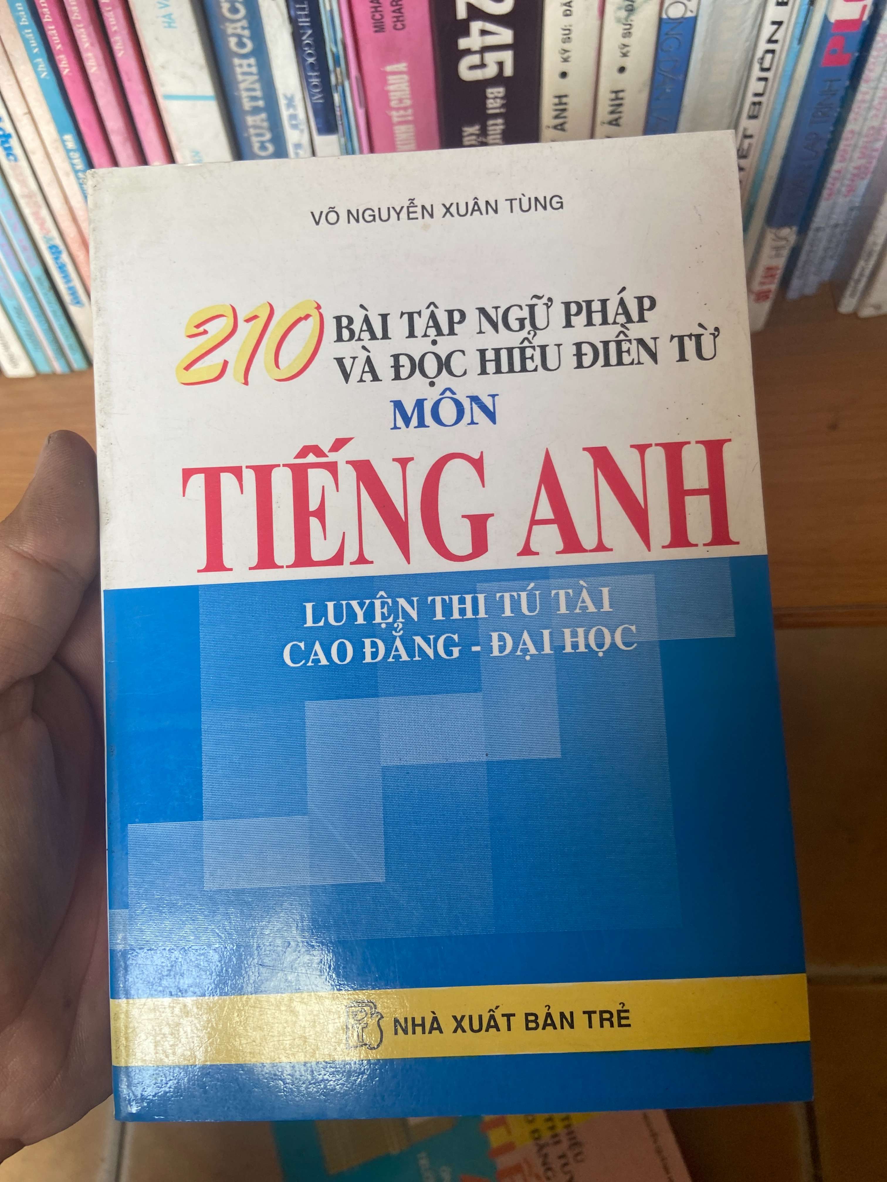 210 Bài Tập Ngữ Pháp Và Đọc Hiểu Điền Từ Môn Tiếng Anh (Luyện Thi Tú Tài Cao Đẳng - Đại Học) - Võ Nguyễn Xuân Tùng 2002 Sách tự học tiếng Anh VAVO-AK1T3