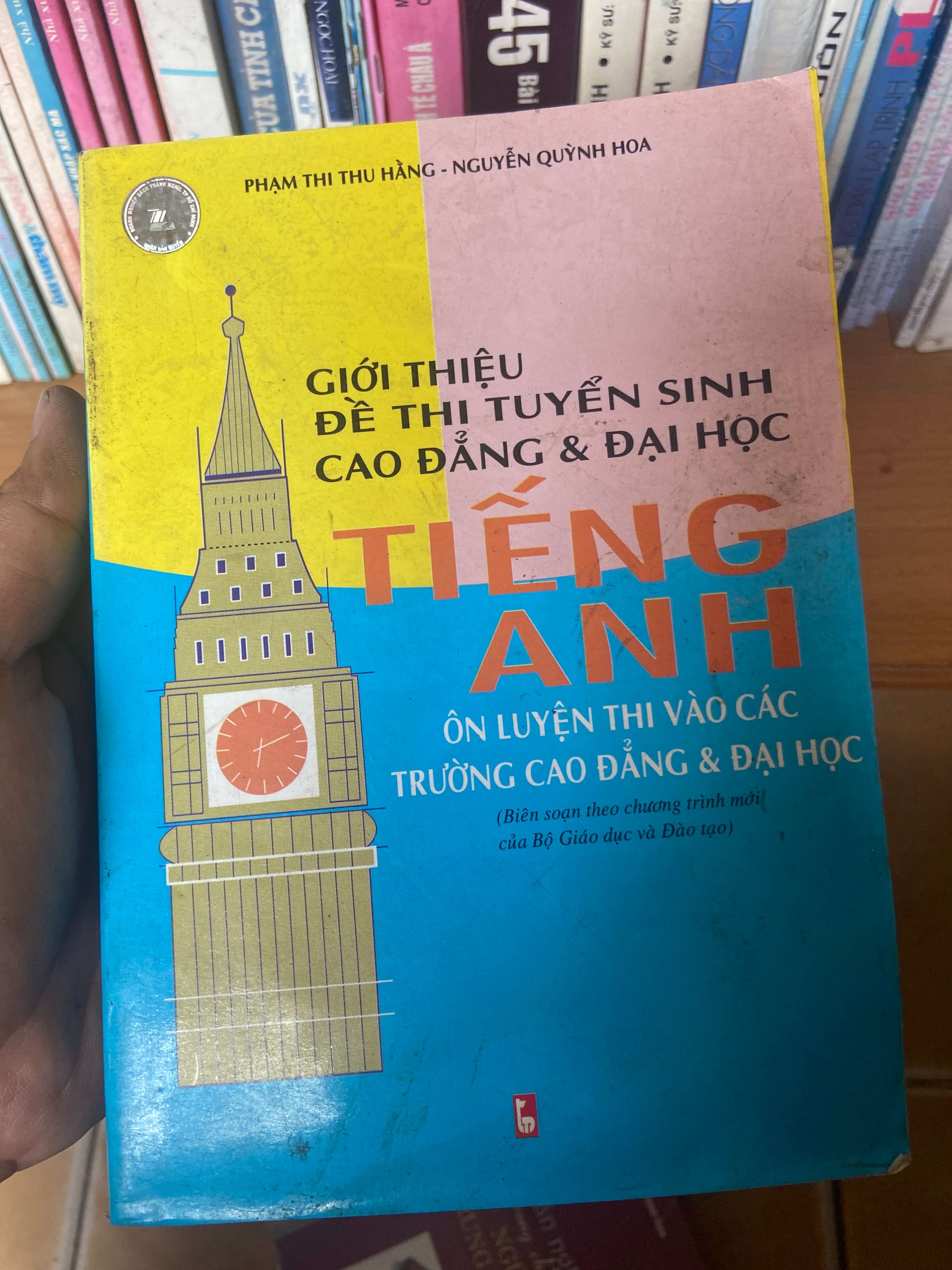 Giới Thiệu Đề Thi Tuyển Sinh Cao Đẳng & Đại Học Tiếng Anh (Ôn Luyện Thi Vào Các Trường Cao Đẳng & Đại Học) - Phạm Thị Thu Hằng, Nguyễn Quỳnh Hoa 2004 Sách tự học tiếng Anh VAVO-AK1T3