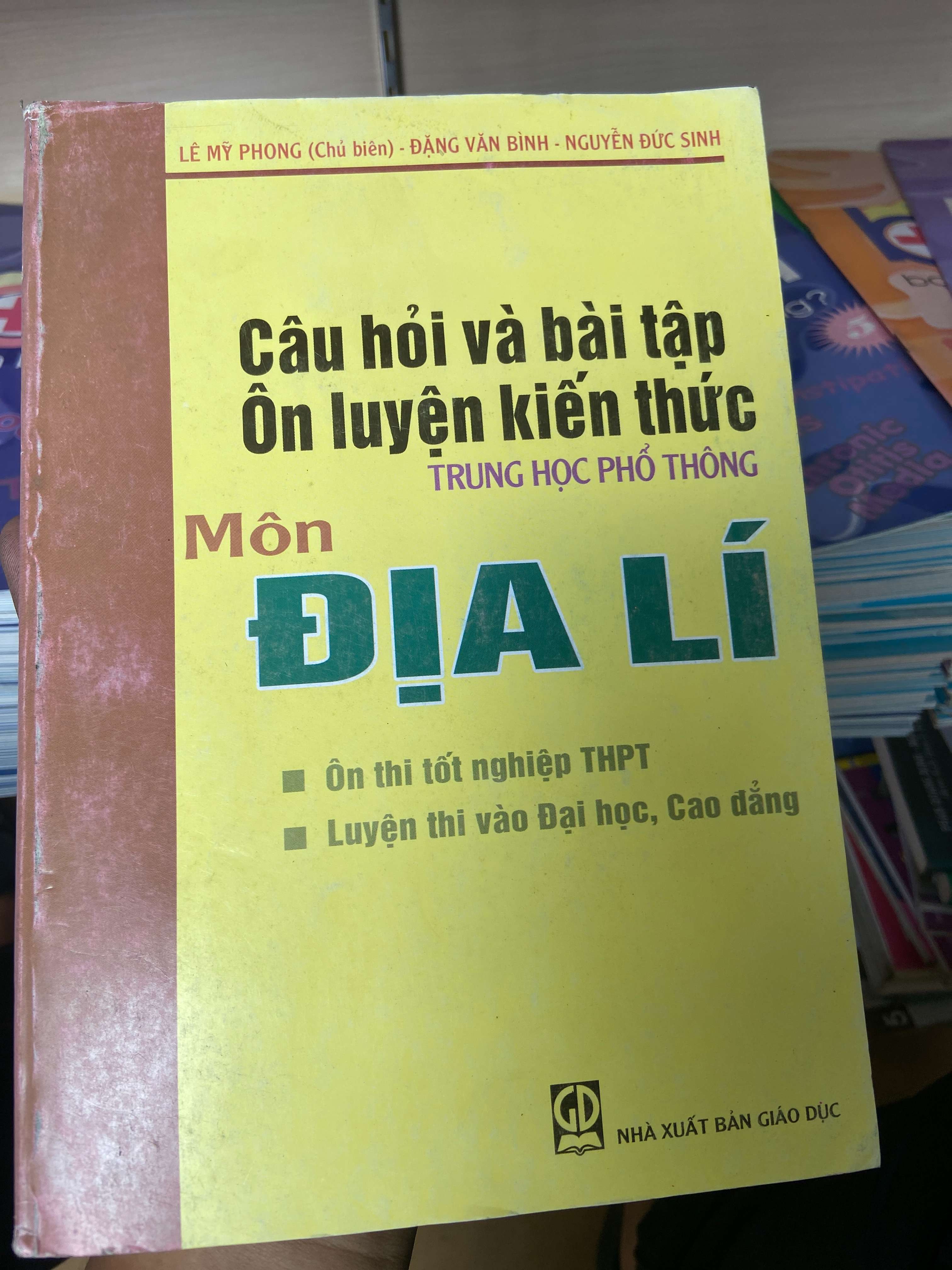 Câu Hỏi Và Bài Tập Ôn Luyện Kiến Thức Trung Học Phổ Thông Môn Địa Lí - Lê Mỹ Phong, Đặng Văn Bình, Nguyễn Đức Sinh 2009 Tham khảo - luyện thi VAVO-AK2ST1
