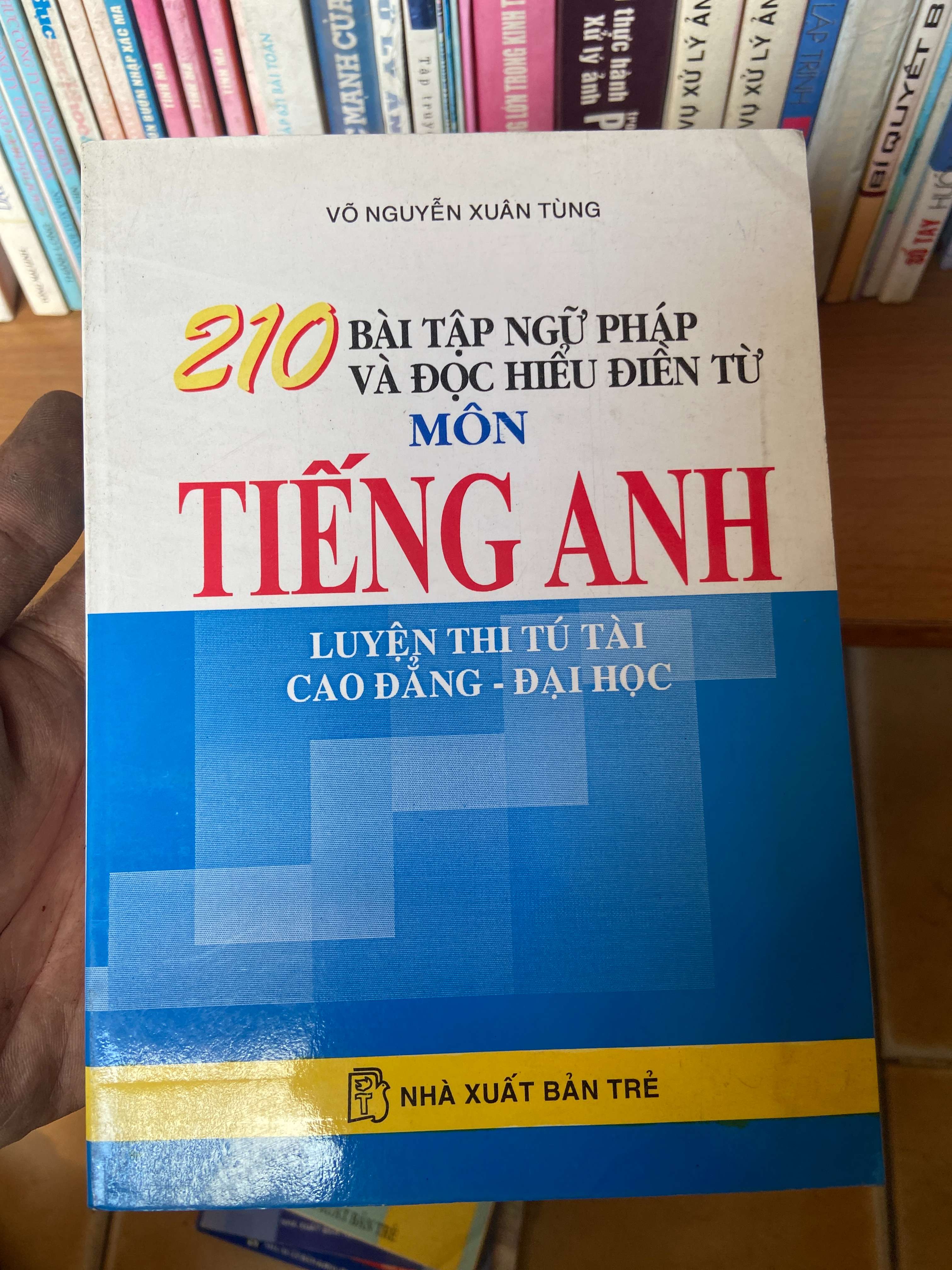 210 Bài Tập Ngữ Pháp Và Đọc Hiểu Điền Từ Môn Tiếng Anh (Luyện Thi Tú Tài, Cao Đẳng - Đại Học) - Võ Nguyễn Xuân Tùng 2002 Sách tự học tiếng Anh VAVO-AK1T2