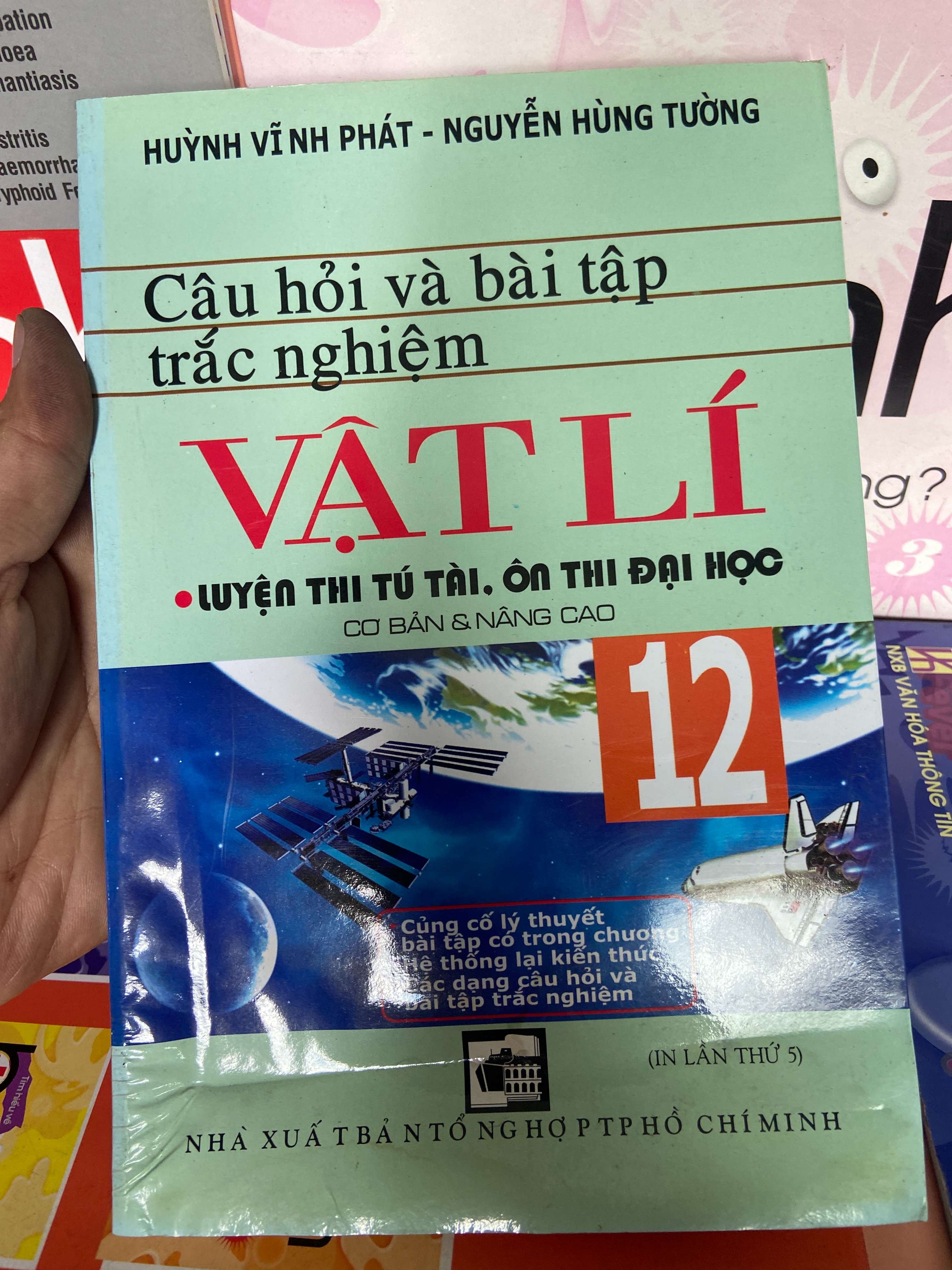 Câu Hỏi Và Bài Tập Trắc Nghiệm Vật Lí 12 (Luyện Thi Tú Tài, Ôn Thi Đại Học) - Huỳnh Vĩnh Phát, Nguyễn Hùng Tường 2008 Tham khảo - luyện thi VAVO-AK1T2