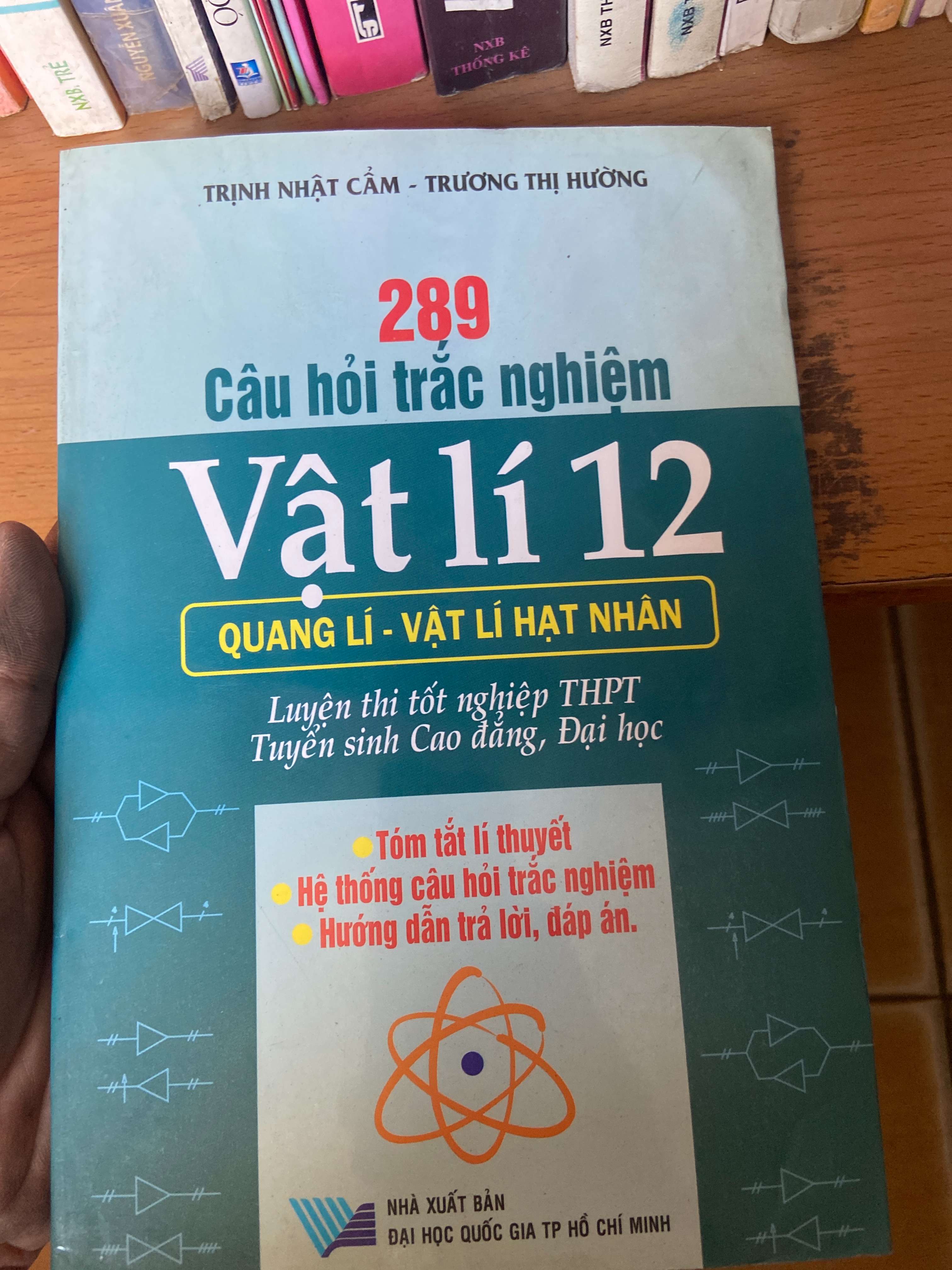 289 Câu Hỏi Trắc Nghiệm Vật Lí 12: Quang Lí - Vật Lí Hạt Nhân (Luyện Thi Tốt Nghiệp THPT, Tuyển Sinh Cao Đẳng, Đại Học) - Trịnh Nhật Cẩm, Trương Thị Hường 2007 Tham khảo - luyện thi VAVO-AK1T2