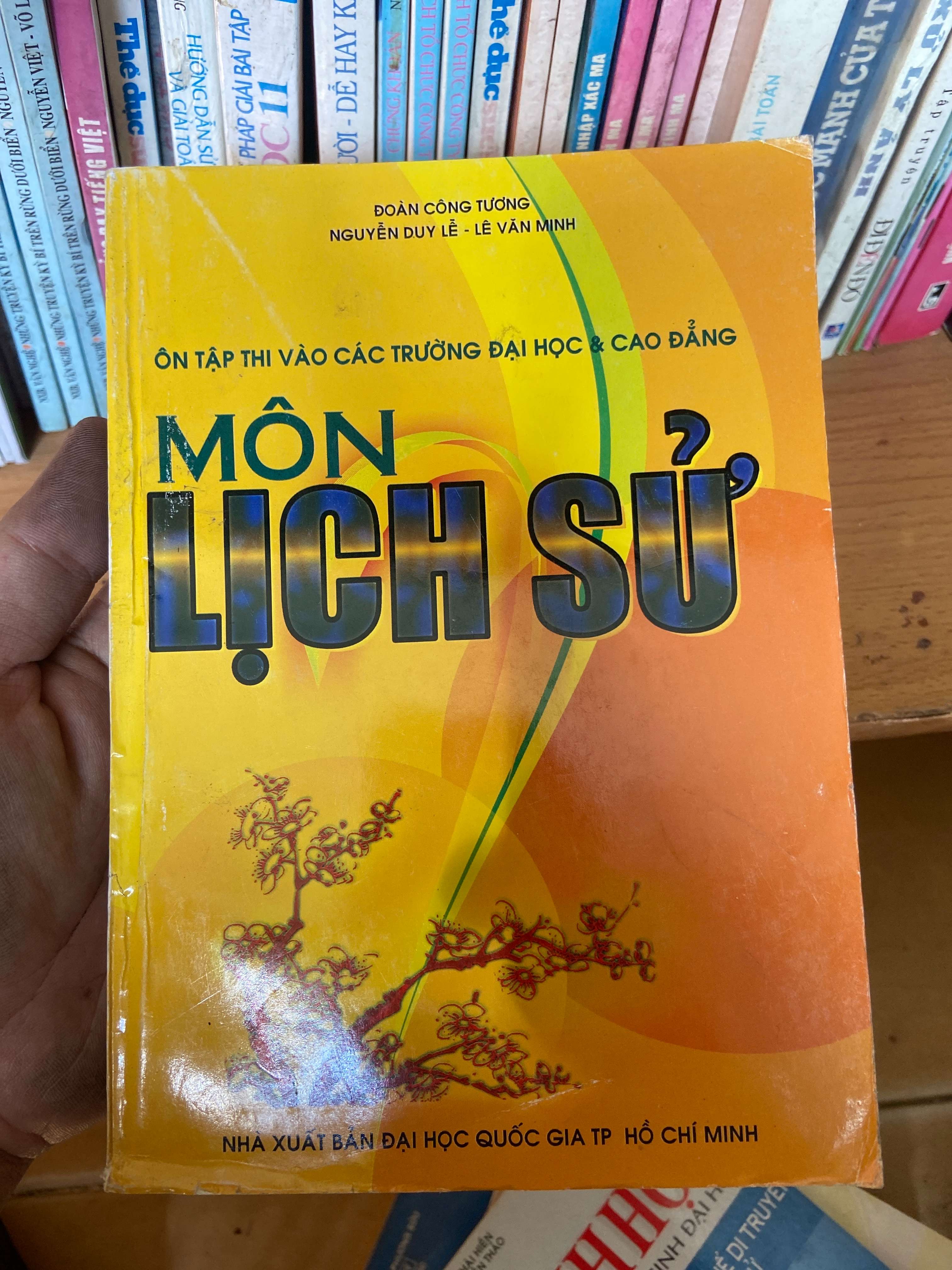 Ôn Tập Thi Vào Các Trường Đại Học & Cao Đẳng Môn Lịch Sử - Đoàn Công Tương, Nguyễn Duy Lễ, Lê Văn Minh 2005 Tham khảo - luyện thi VAVO-AK1T2
