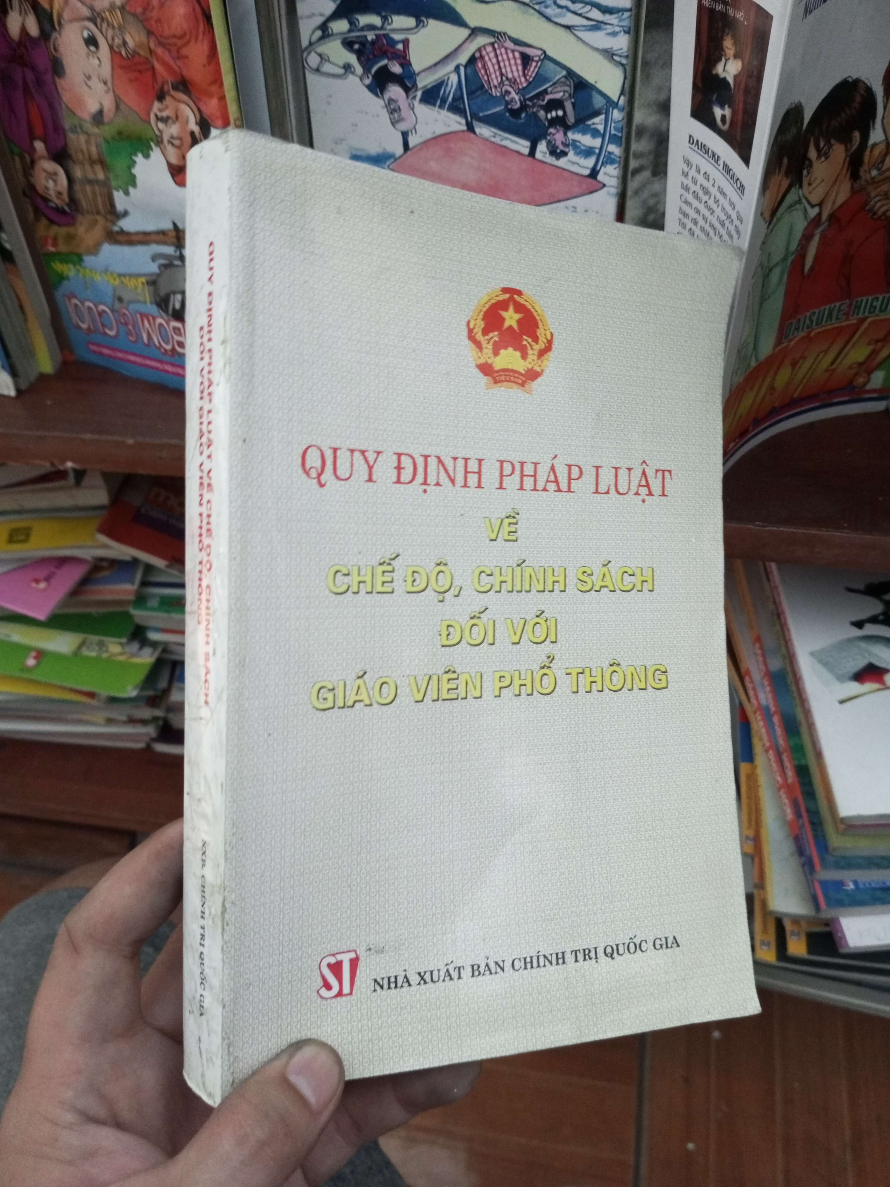 Quy định pháp luật về chế độ chính sách đối với giáo viên phổ thông 2004 Sách chính trị - pháp lý VAVO-AK19