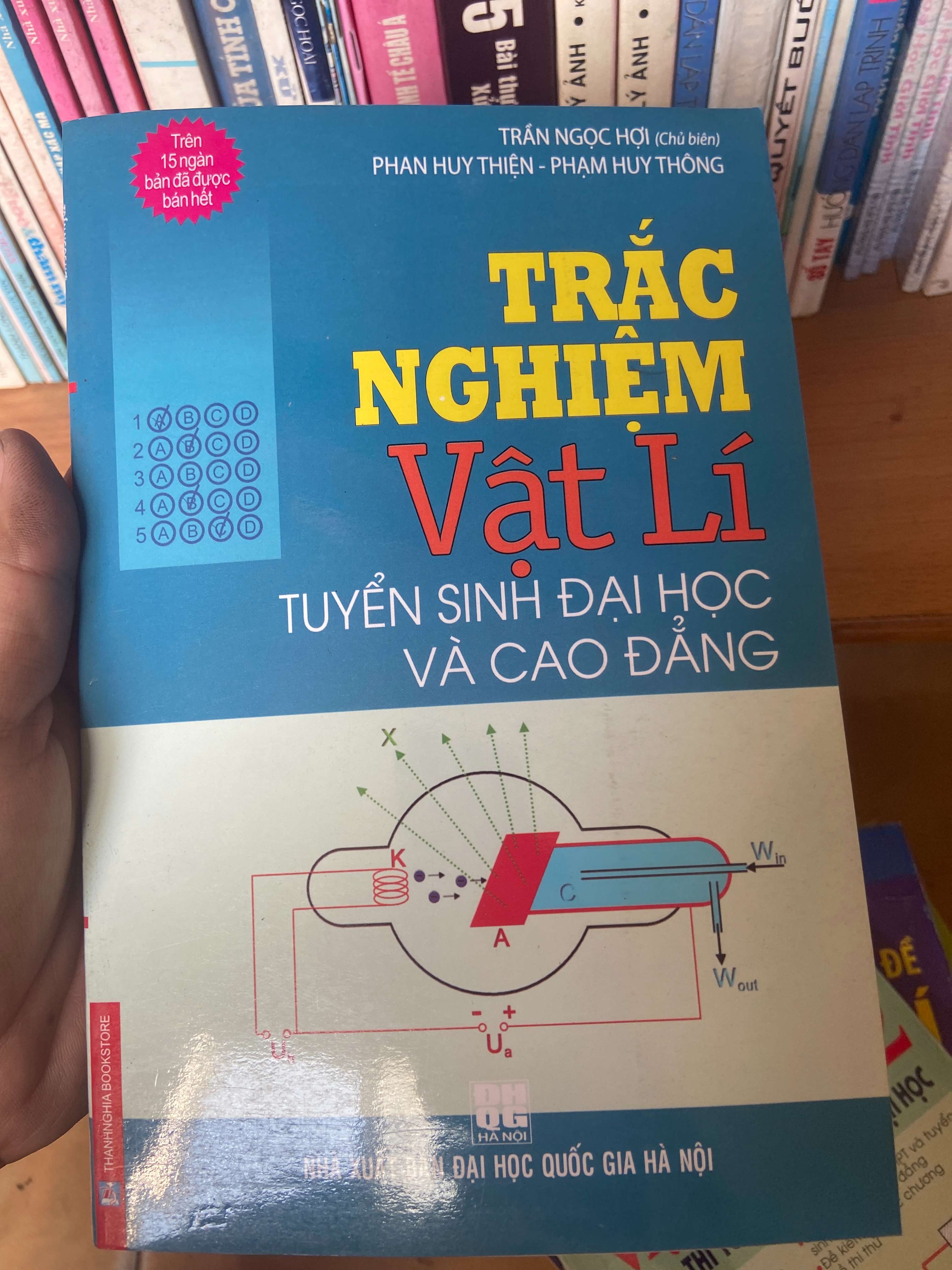 Trắc Nghiệm Vật Lí Tuyển Sinh Đại Học Và Cao Đẳng - Trần Ngọc Hợi, Phan Huy Thiện, Phạm Huy Thông 2009 Tham khảo - luyện thi VAVO-AK1T3