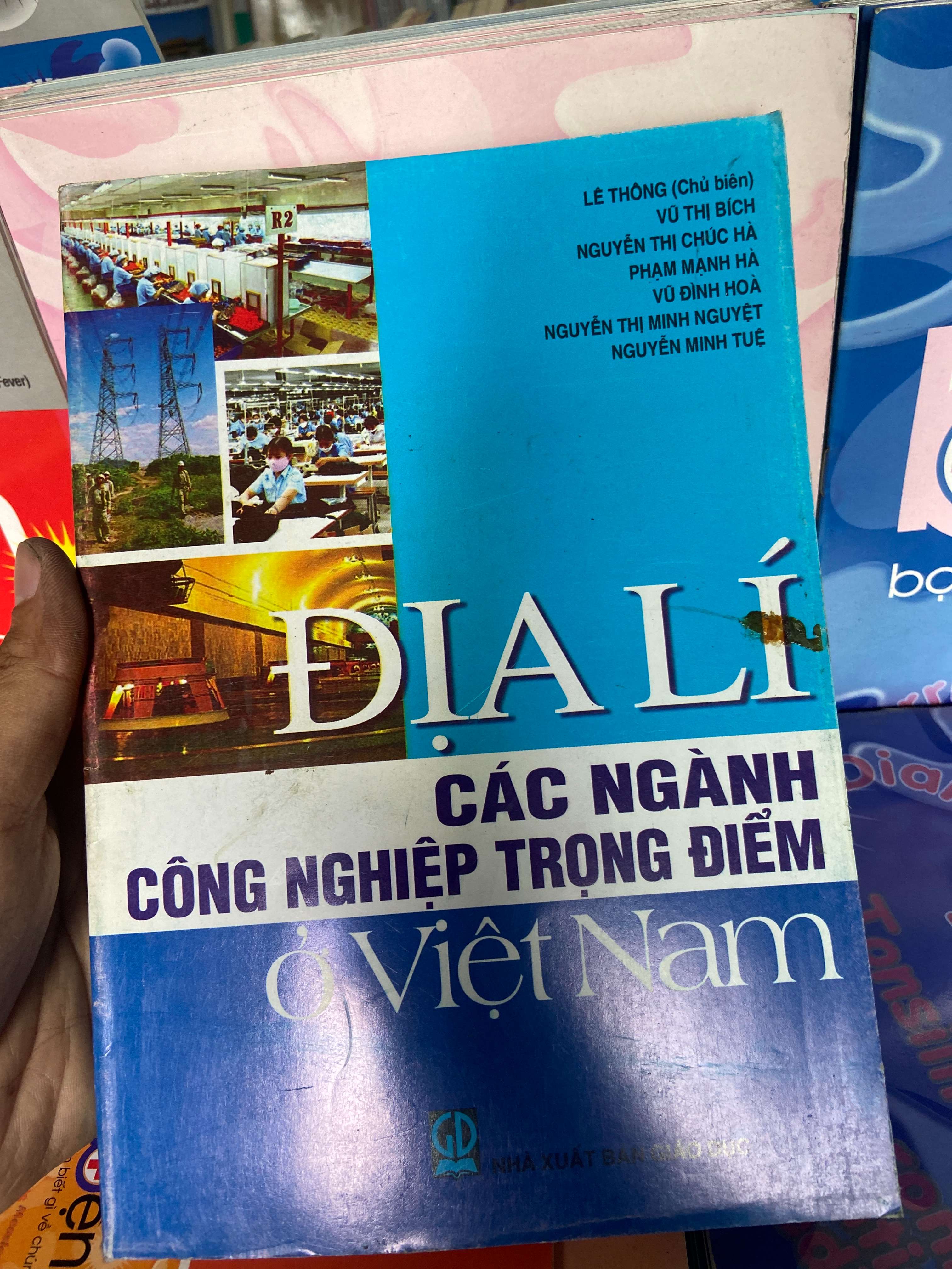 Địa Lí Các Ngành Công Nghiệp Trọng Điểm Ở Việt Nam - Lê Thông, Vũ Thị Bích, Nguyễn Thị Chúc Hà, Phạm Mạnh Hà, Nguyễn Thị Minh Nguyện, Nguyễn Minh Tuệ 2008 Sách kiến thức tổng hợp VAVO-AK1T1