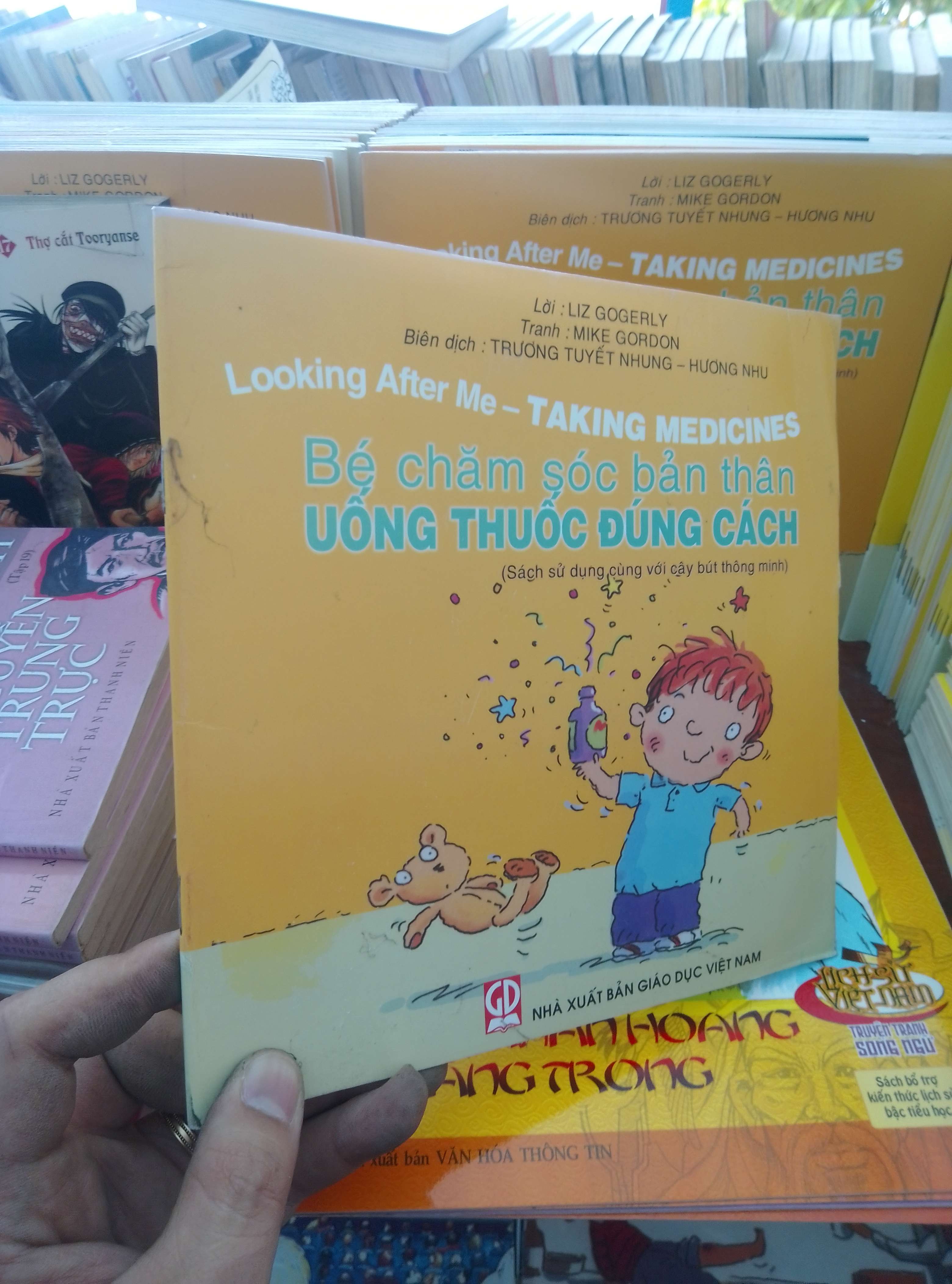 Bé chăm sóc bản thân uống thuốc đúng cách - Tuyết Nhung 2011 Sách dinh dưỡng - sức khỏe cho bé VAVO-AK19
