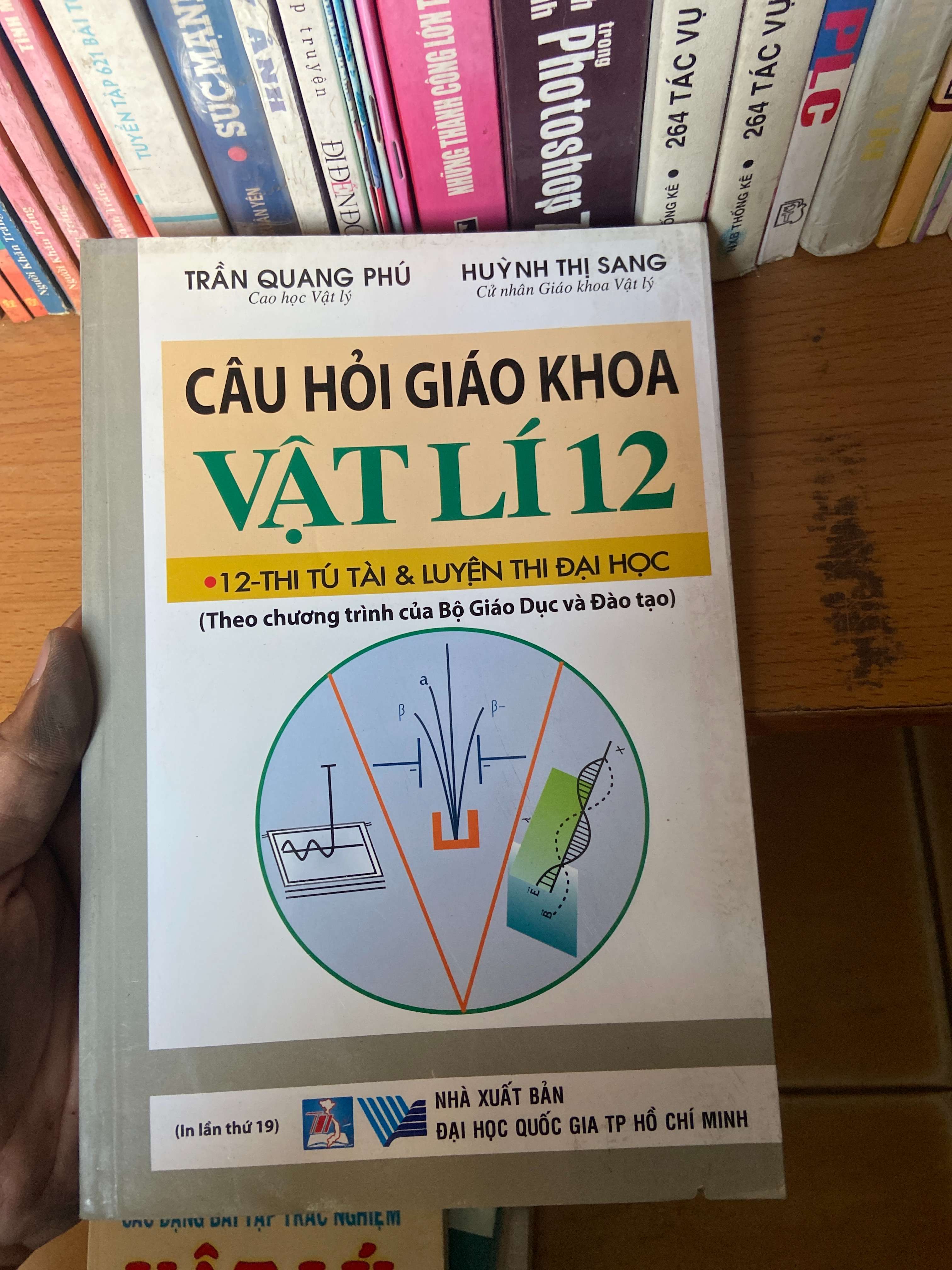 Câu Hỏi Giáo Khoa Vật Lí 12 (12 - Thi Tú Tài & Luyện Thi Đại Học, Theo Chương Trình Của Bộ Giáo Dục Và Đào Tạo) - Trần Quang Phú, Huỳnh Thị Sang 2008 Tham khảo - luyện thi VAVO-AK1T2