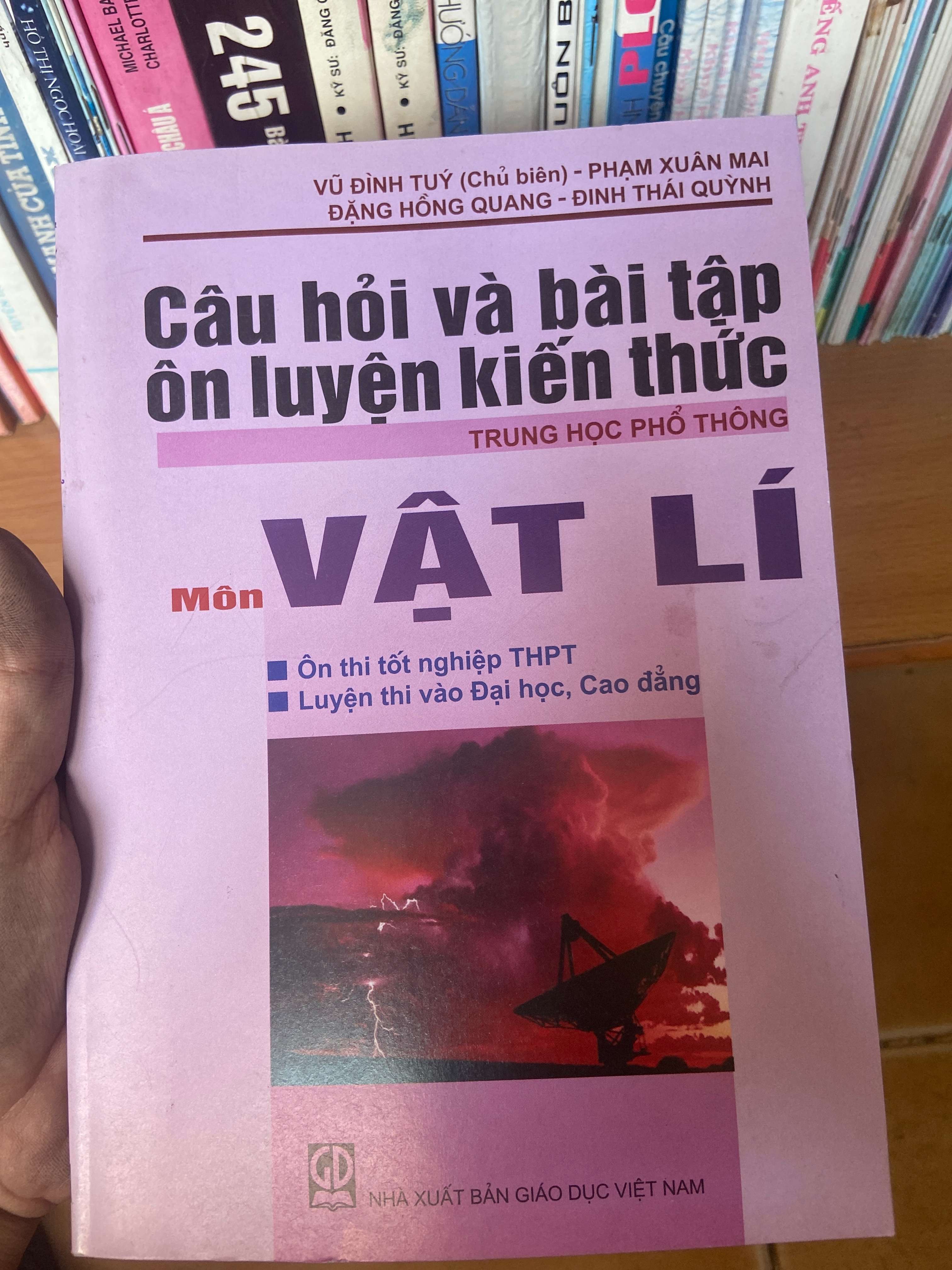 Câu Hỏi Và Bài Tập Ôn Luyện Kiến Thức Trung Học Phổ Thông Môn Vật Lí - Vũ Đình Túy, Phạm Xuân Mai, Đặng Hồng Quang, Đinh Thái Quỳnh 2011 Tham khảo - luyện thi VAVO-AK1T3