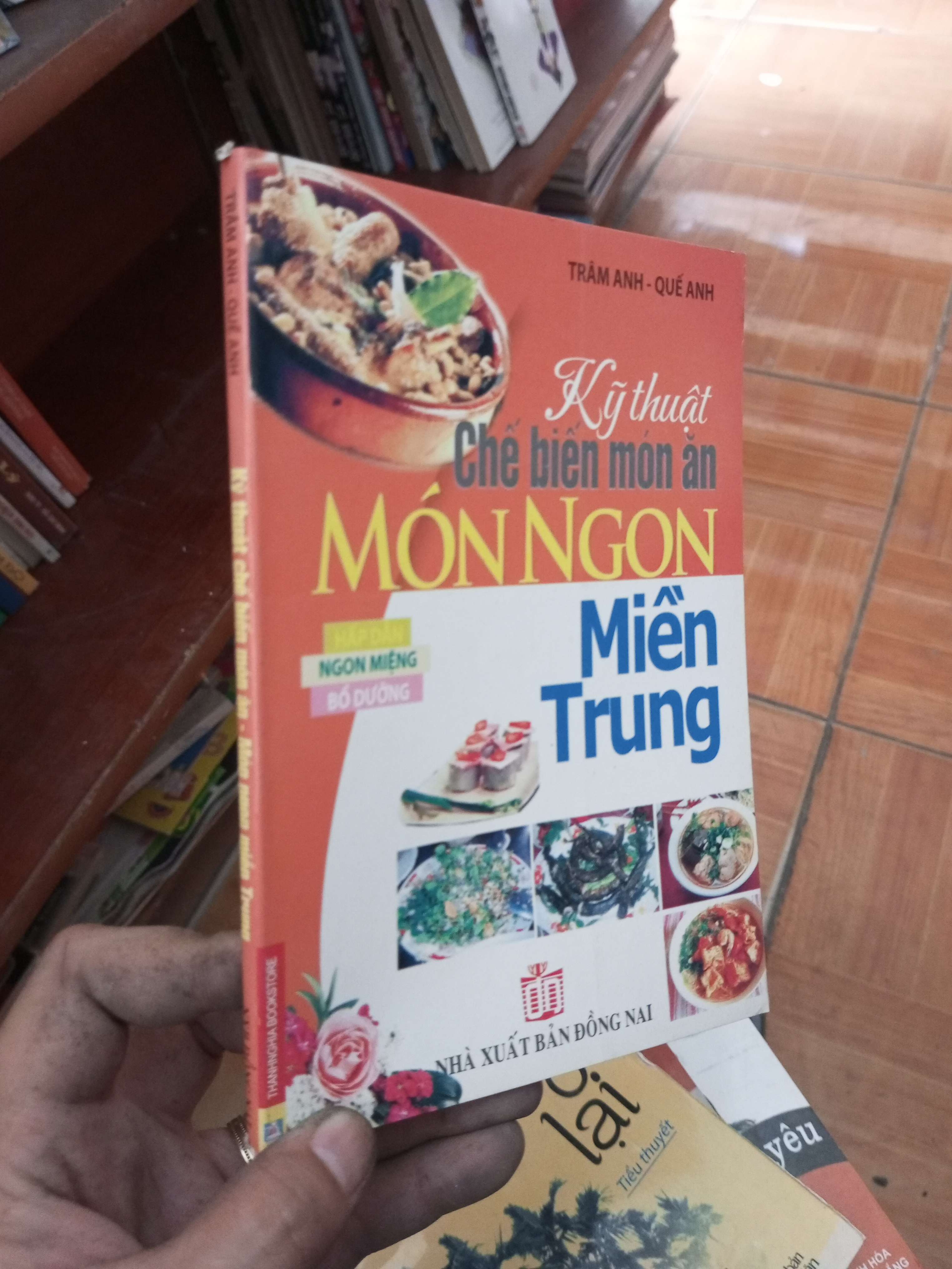 Kỹ thuật chế biến món ăn món ngon miền Trung - Trâm Anh 2009 Sách kiến thức tổng hợp VAVO-AK19