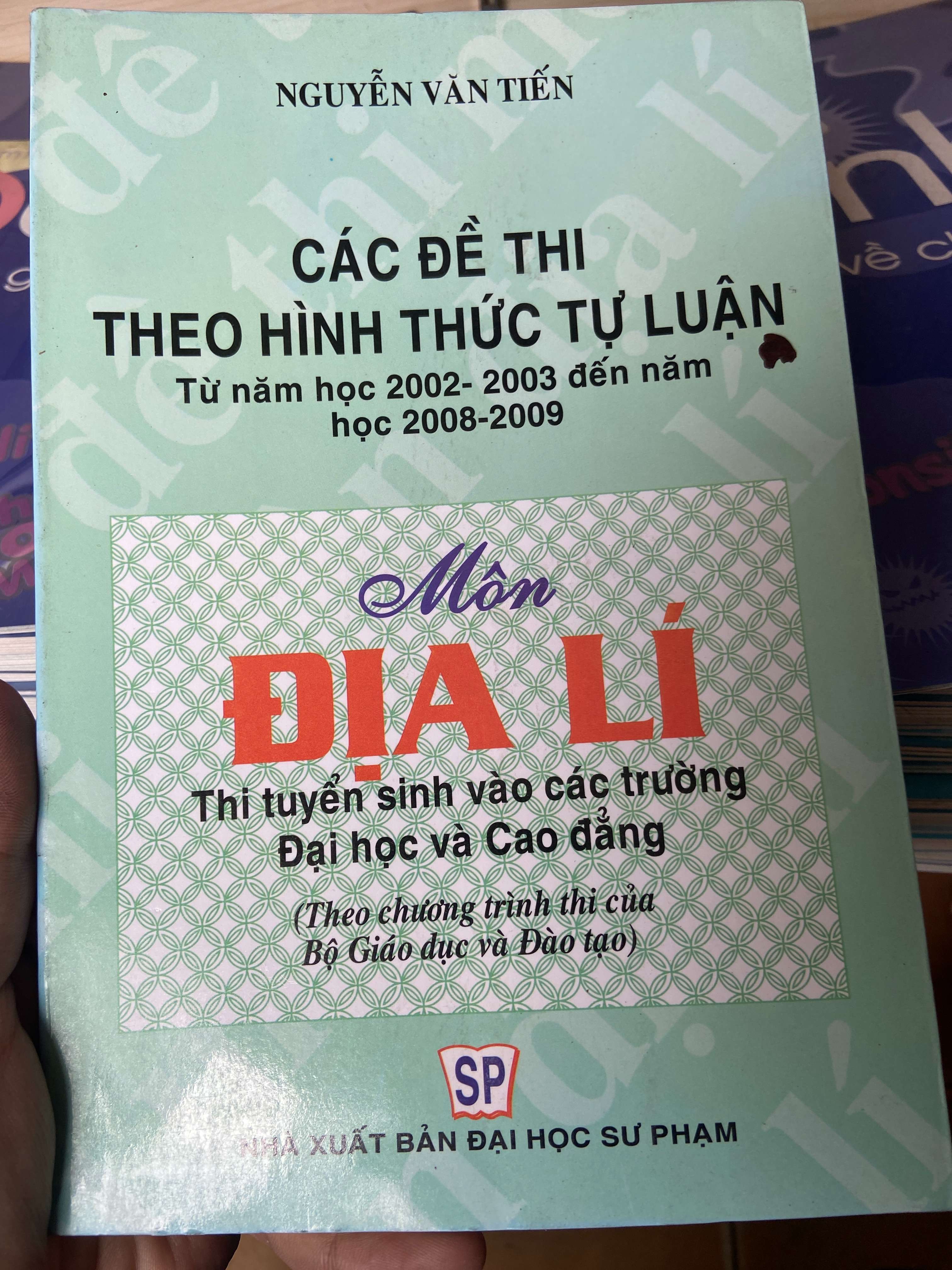 Các Đề Thi Theo Hình Thức Tự Luận Môn Địa Lí (Từ Năm Học 2002–2003 Đến Năm Học 2008–2009) - Nguyễn Văn Tiến 2004 Tham khảo - luyện thi VAVO-AK2ST1