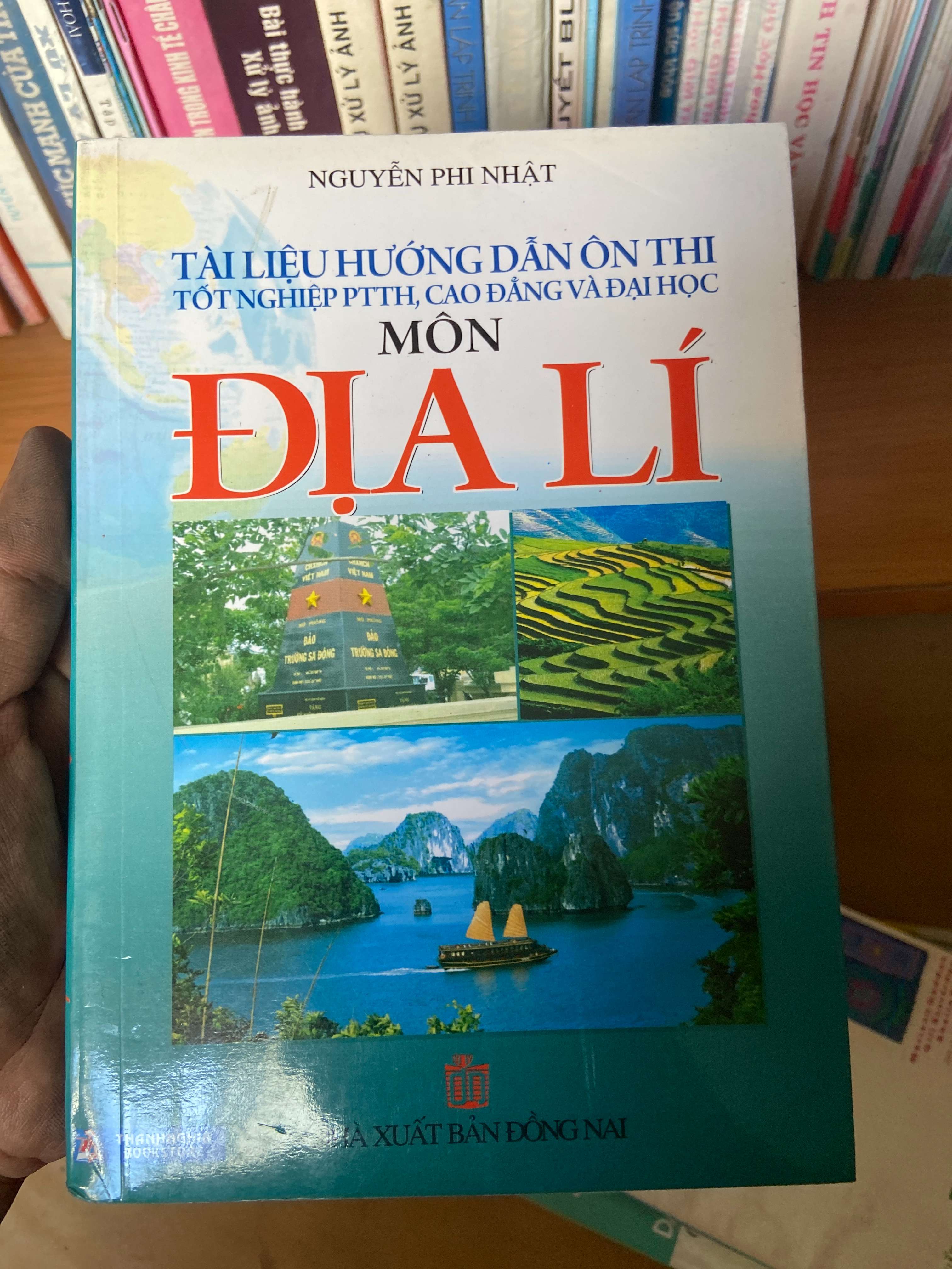 Tài Liệu Hướng Dẫn Ôn Thi Tốt Nghiệp PTTH, Cao Đẳng Và Đại Học Môn Địa Lí - Nguyễn Phi Nhật 2012 Tham khảo - luyện thi VAVO-AK1T2